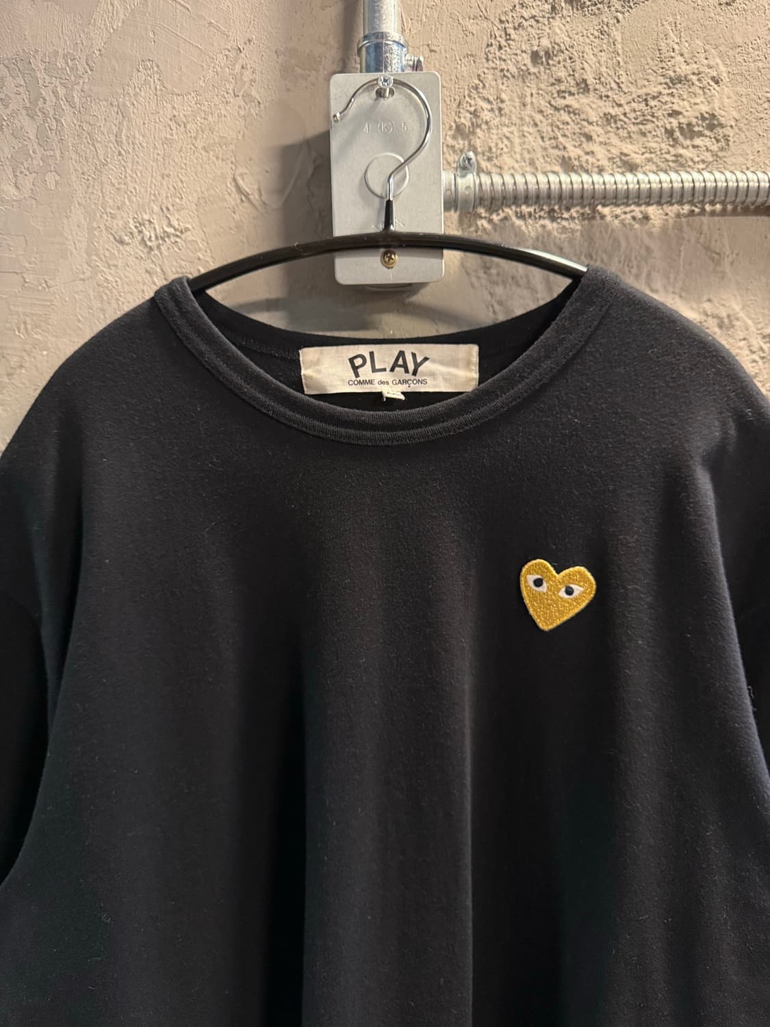 XXL 플레이 꼼데가르송 골드 하트 와펜 반팔 블랙 상품이미지4