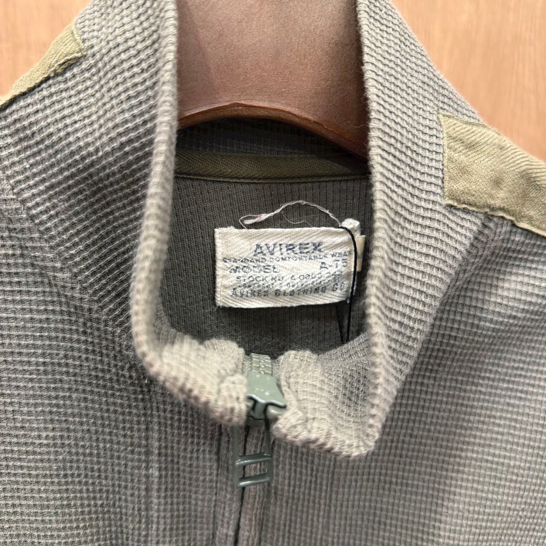 아비렉스 니트 집업 자수 패치 슬리브 지퍼 포켓 디테일 슬림핏 카키 상품이미지9