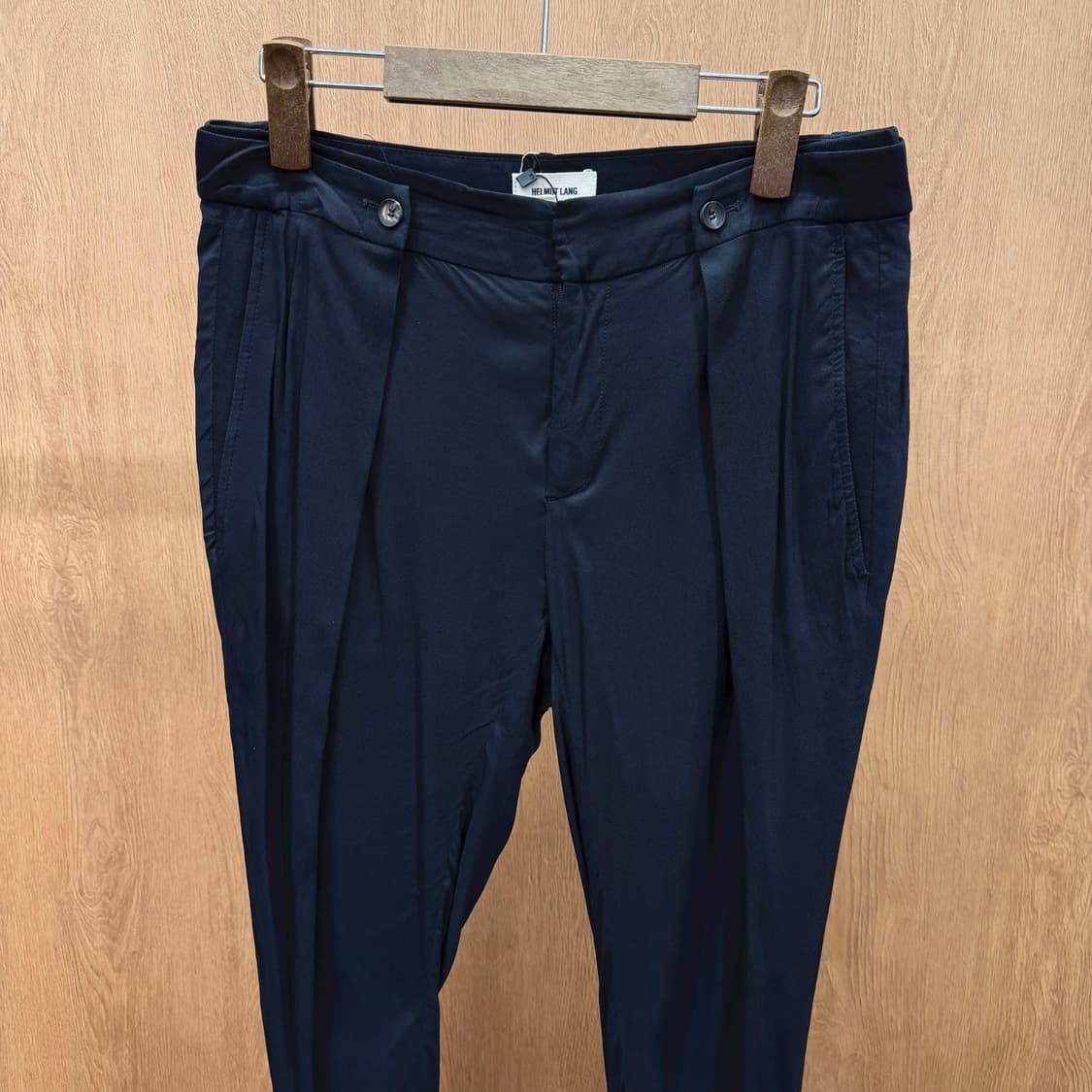 헬무트랭 8부 슬림 팬츠 허리 라인 핀턱 백 슬릿 포켓 디테일 블랙 상품이미지4