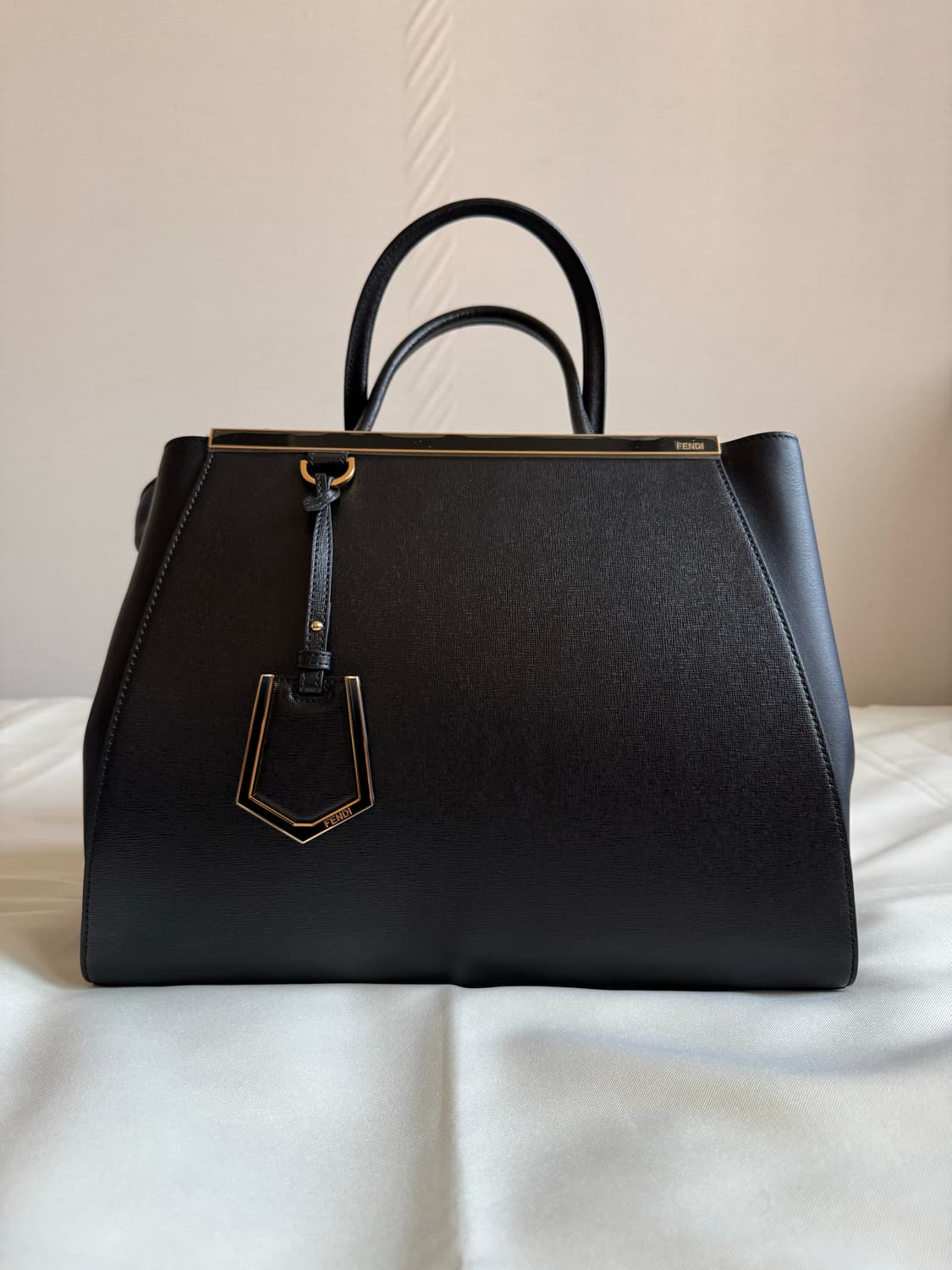 펜디 투쥬르 토트백 미디움 블랙 상품이미지1