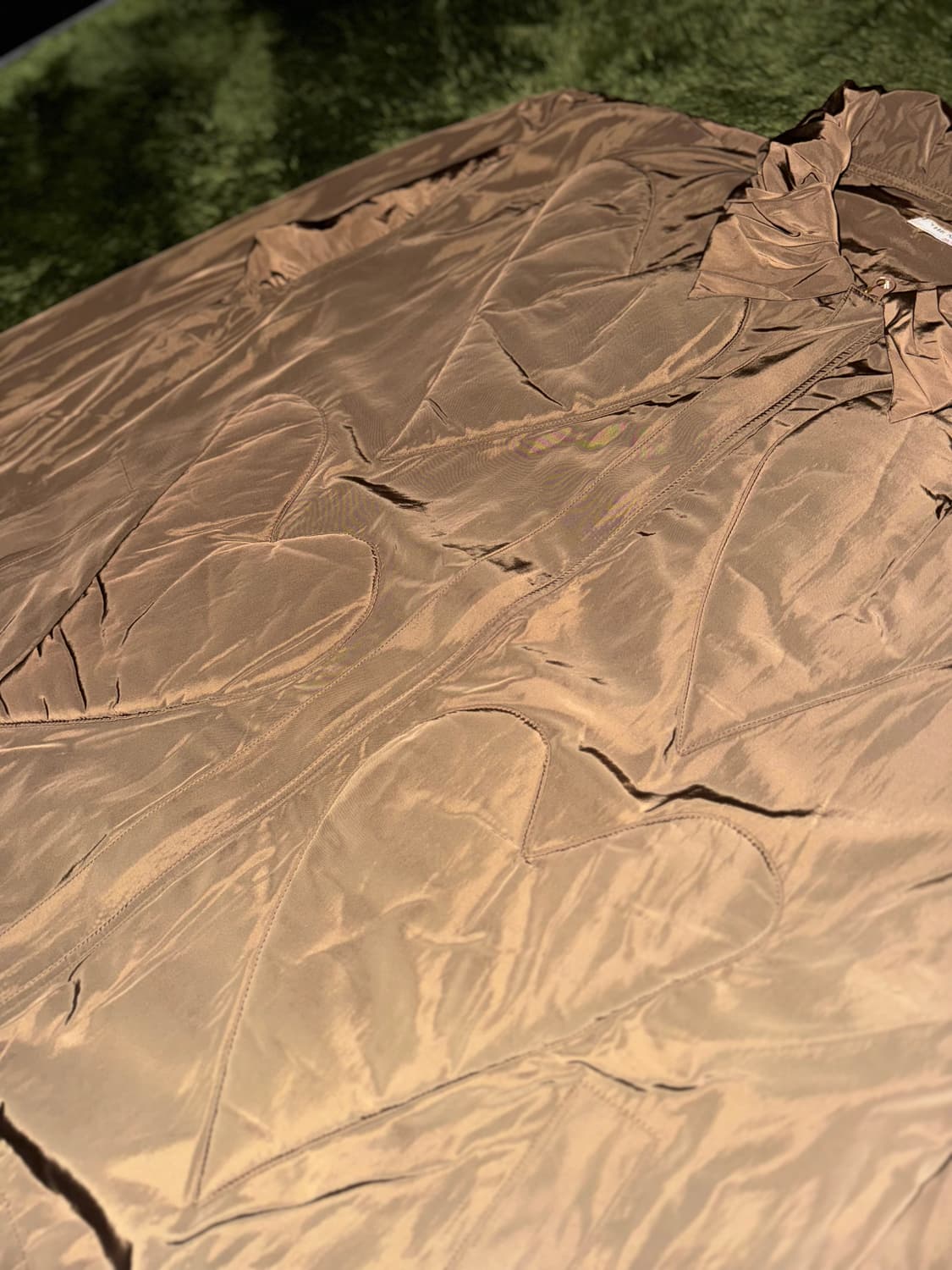 [L] 더뮤지엄비지터 하트 엠보스드 폴리 자켓 브라운 상품이미지4