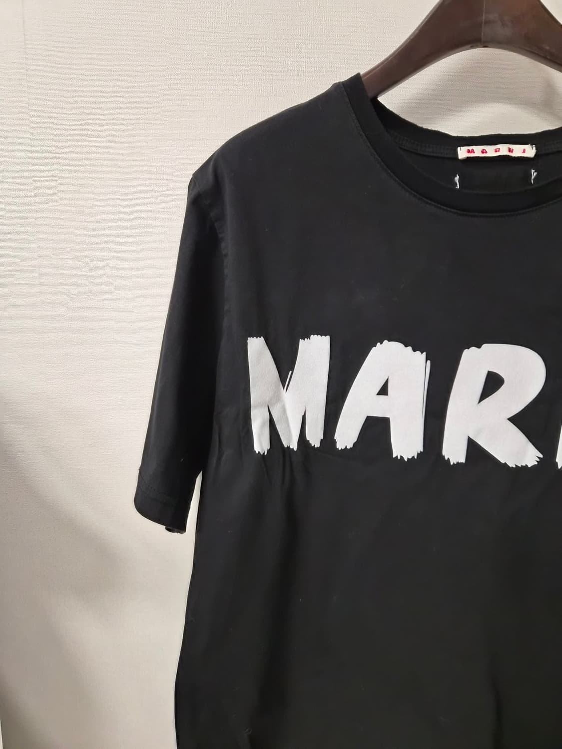 마르니(MARNI) 블랙 로고 반팔 티셔츠] 상품이미지3
