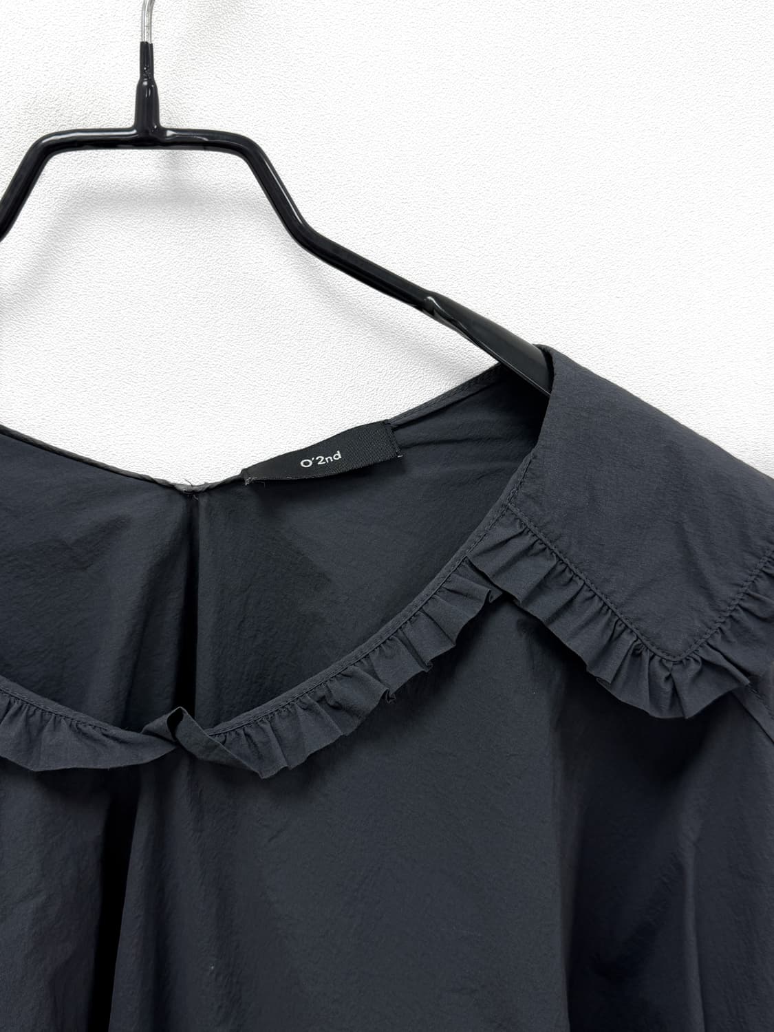 오즈세컨 차콜 그레이 러플 카라 퍼프 블라우스 76 상품이미지4