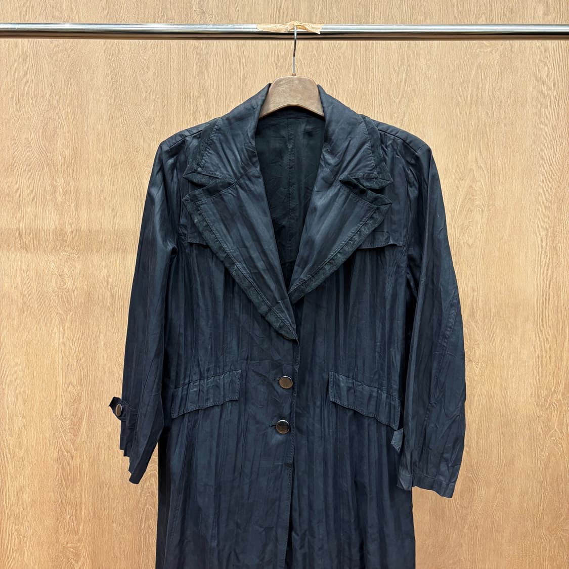 스피치오 싱글 코트 세로 플리츠 텍스처 소매 스트랩 포켓 디테일 블랙 상품이미지4