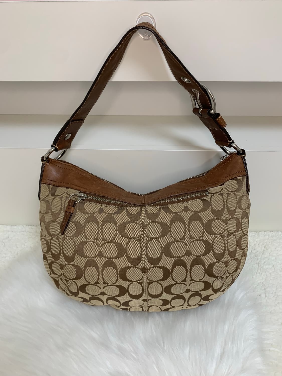 코치 베이지 하프문 숄더백 상품이미지2