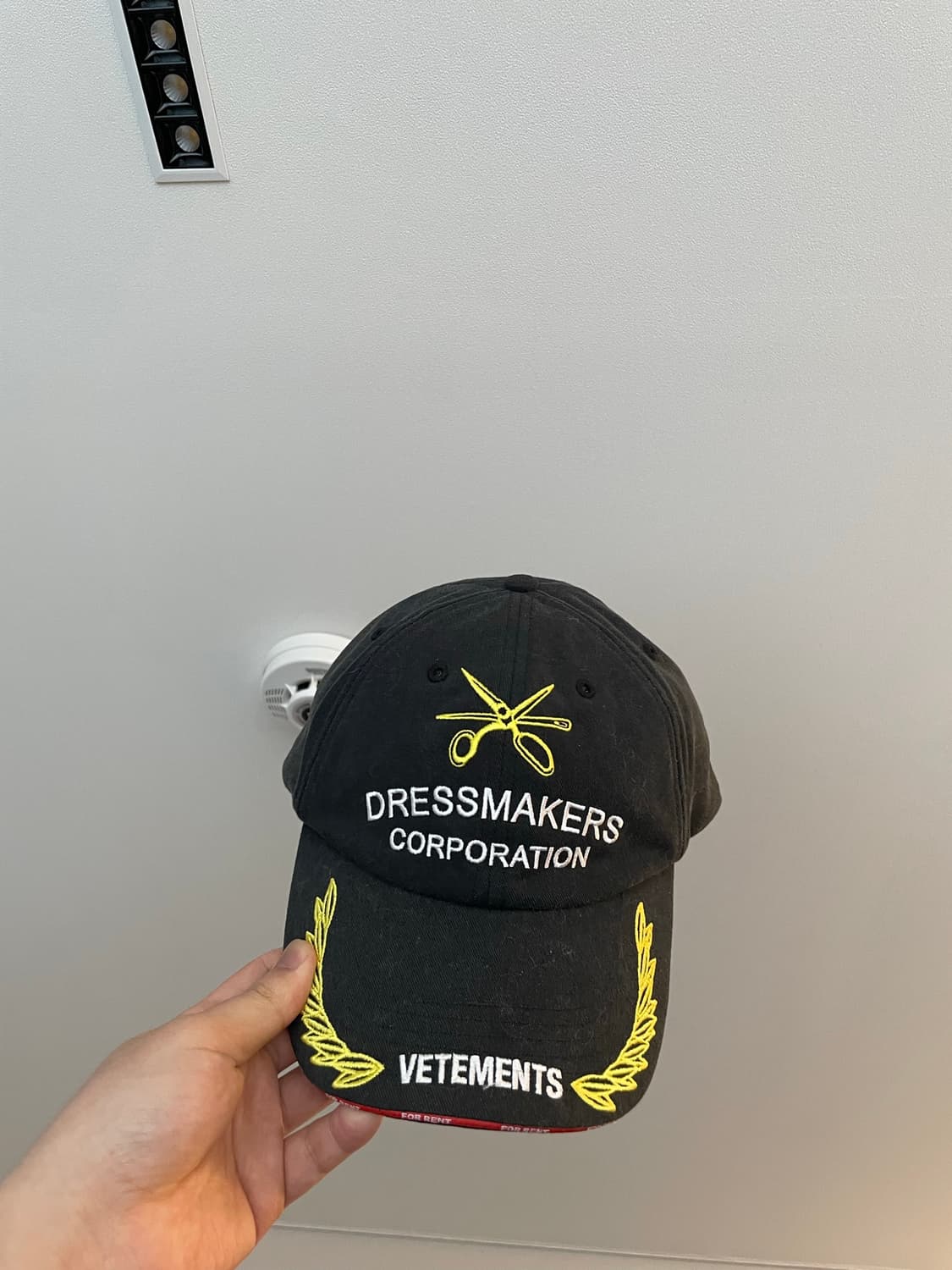 Vetements Dressmakers Corporation Cap 상품이미지1