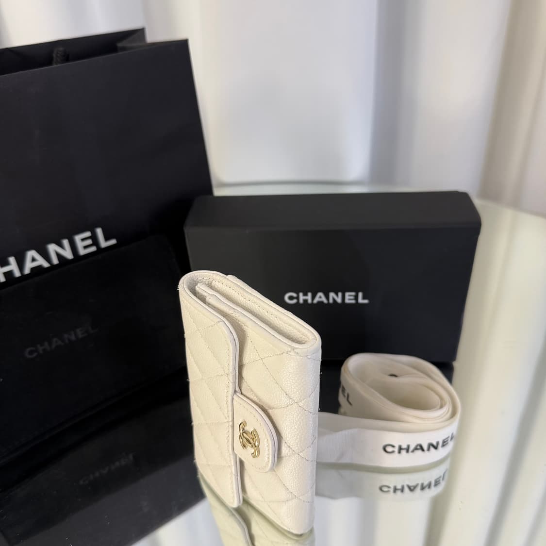 샤넬 클래식 캐비어 카드 홀더 그레인드 카프스킨 & 골드 메탈 화이트  상품이미지6