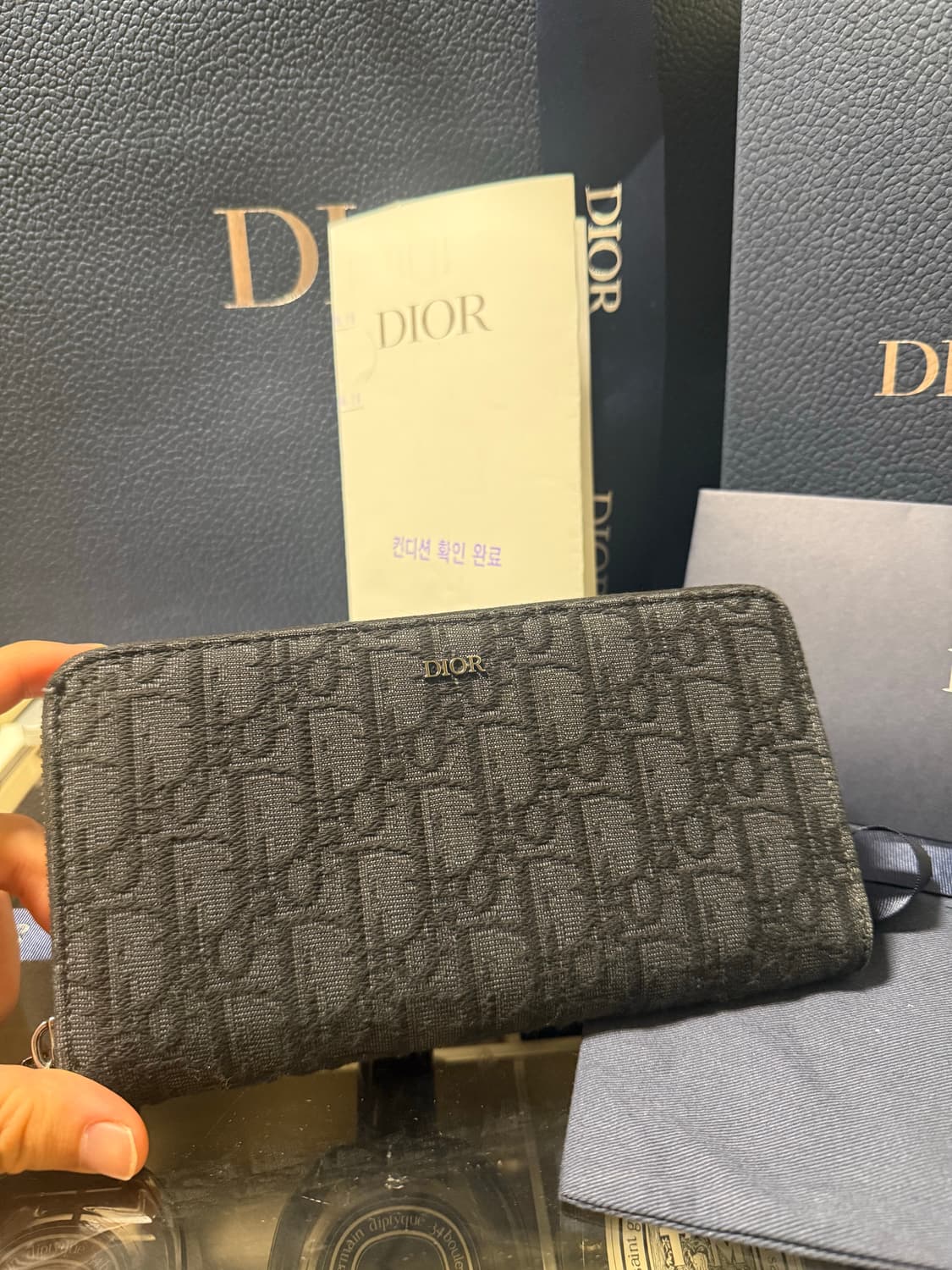 디올 지퍼 장지갑 새상품급 8월 구매 상품이미지1