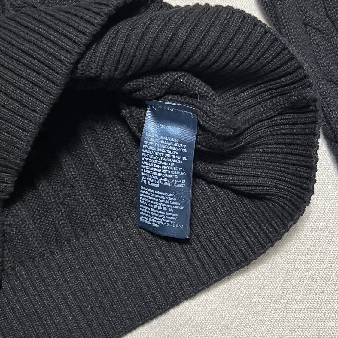 Tommy Hilfiger 남성 블랙 스몰로고 케이블 니트 상품이미지4