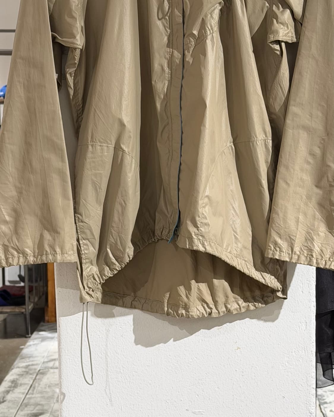 질샌더 베이지 스트링 디테일 바람막이 상품이미지5