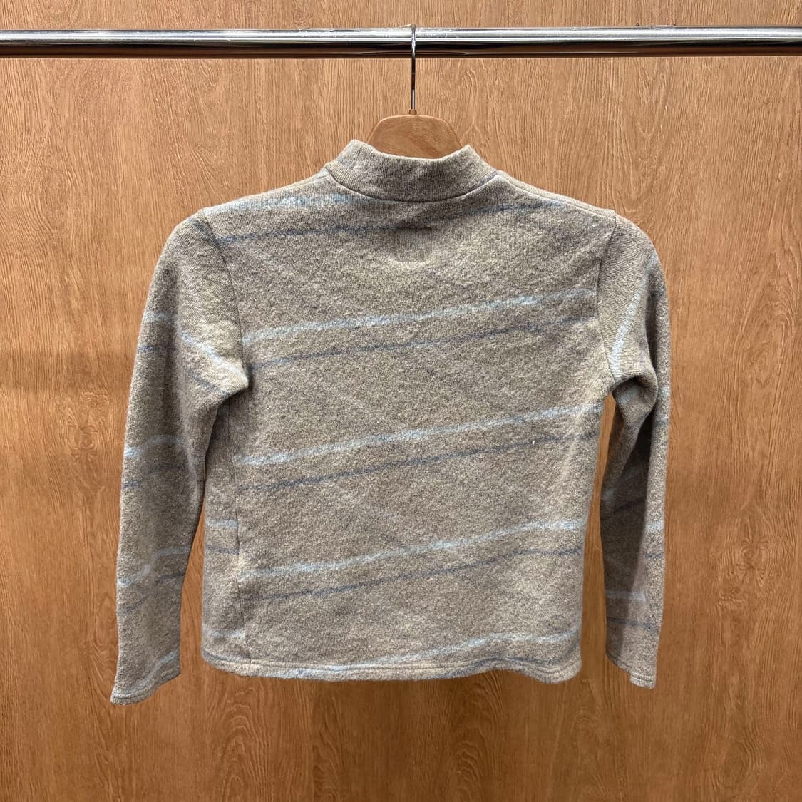 이세이미야케 하이 하이넥 울 니트 블루 라인 디테일 레귤러핏 그레이 상품이미지3