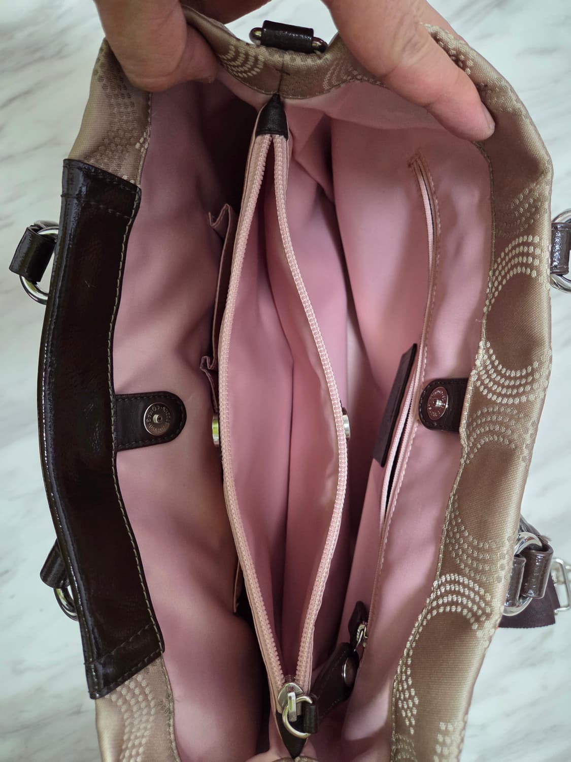 코치 정품 애슐리 닷티드 옵 아트 캐리올 숄더백 상품이미지5