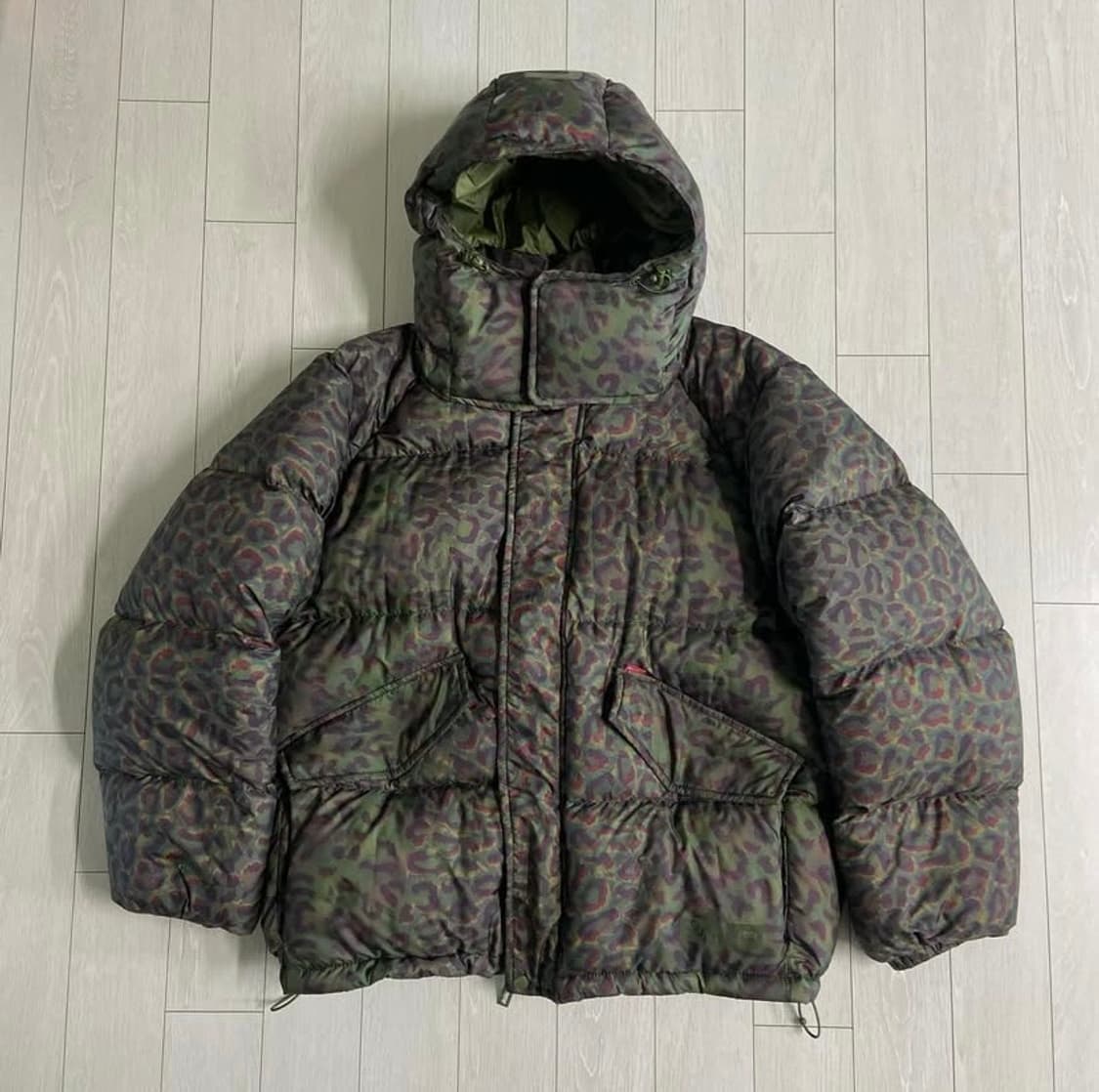 [M]FW24 슈프림 700필다운 홀로그램 레오파드 패딩 상품이미지3