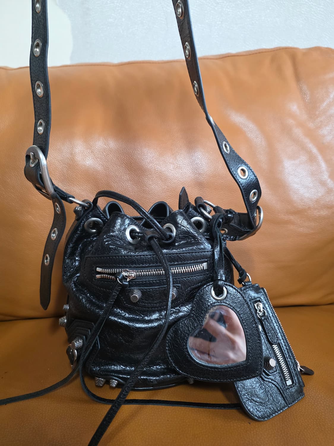 정품 발렌시아가 한소희 르카골 버킷백 상품이미지4