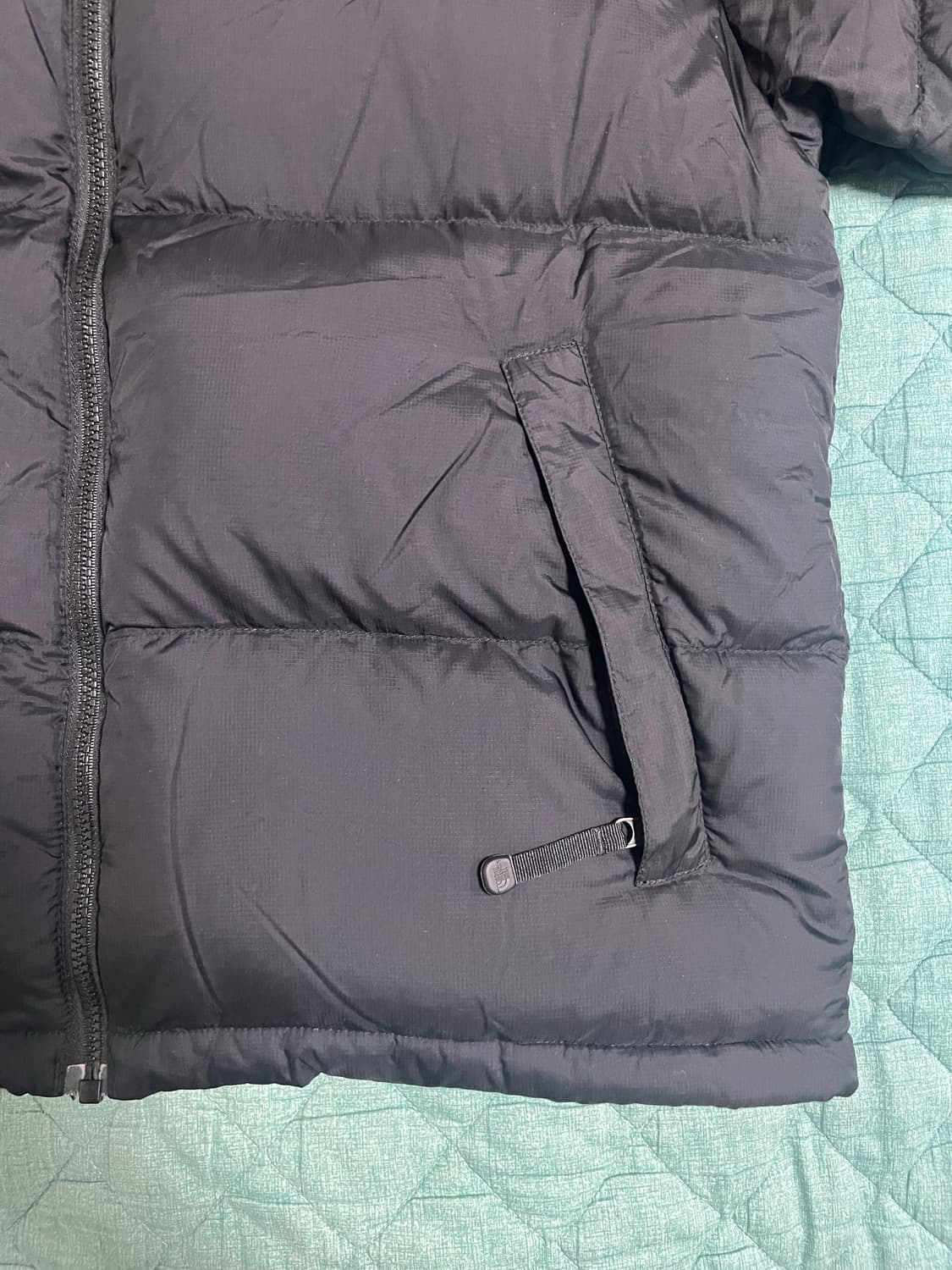 노스페이스 700 중앙로고 패딩 Msize 블랙(무광) 상품이미지3