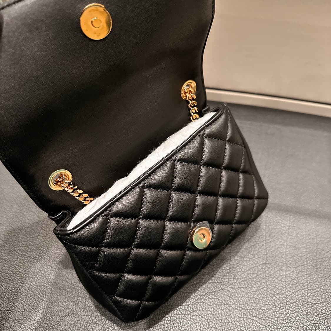 (정품/새상품) VERSACE 베르사체 여성 블랙 램스킨 퀼팅 크로스백  상품이미지3