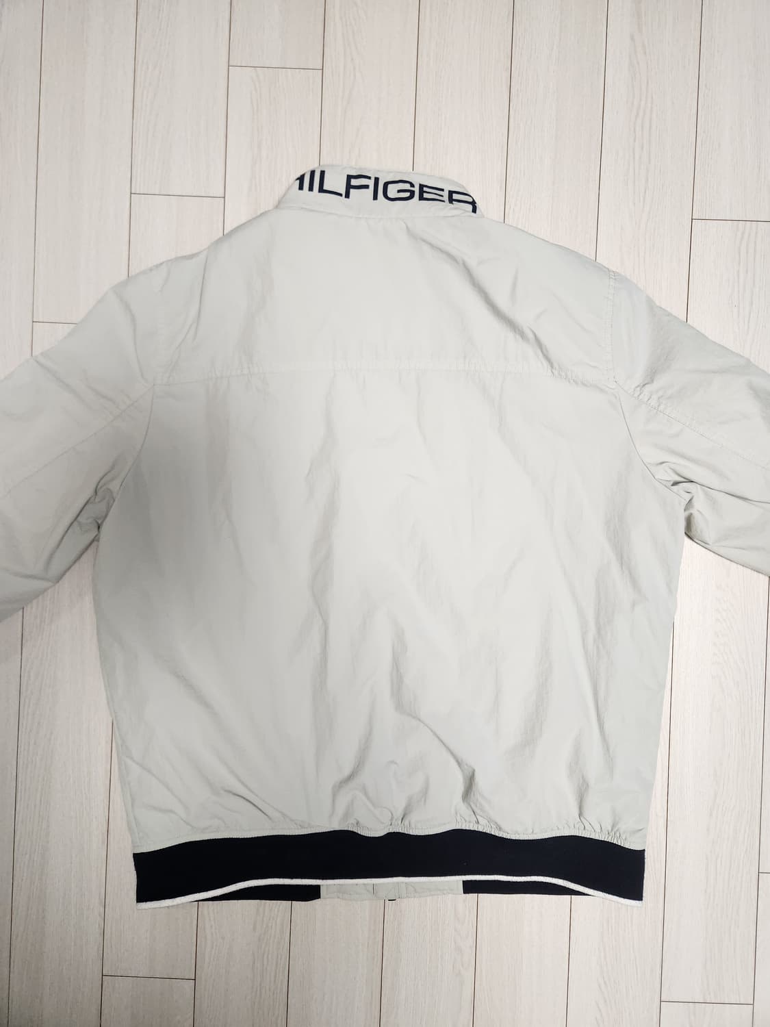 타미힐피거 바람막이 자켓 사이즈100(L)

시보리쪽 약간의 보폴 빼곤 상품이미지2