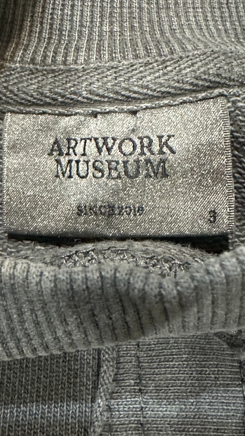 아트워크 뮤지엄 크로스 스웨트셔츠 차콜 상품이미지6