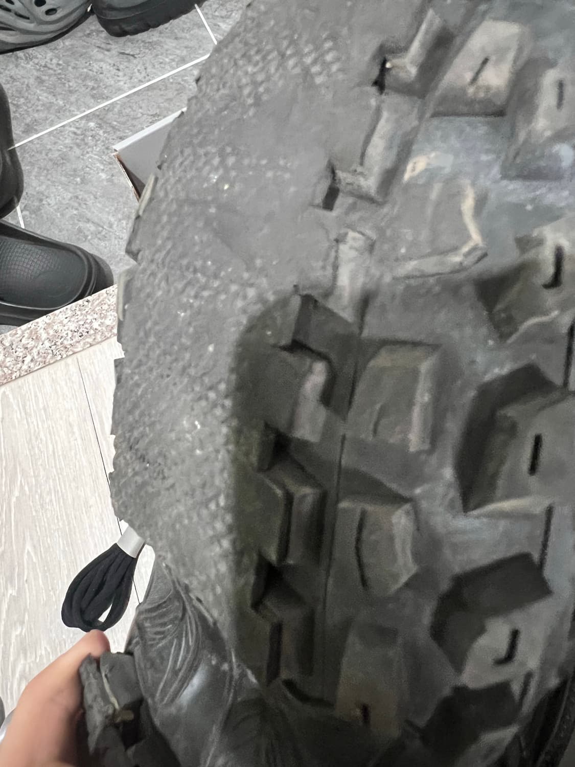 발렌시아가 디펜더 42 상품이미지10