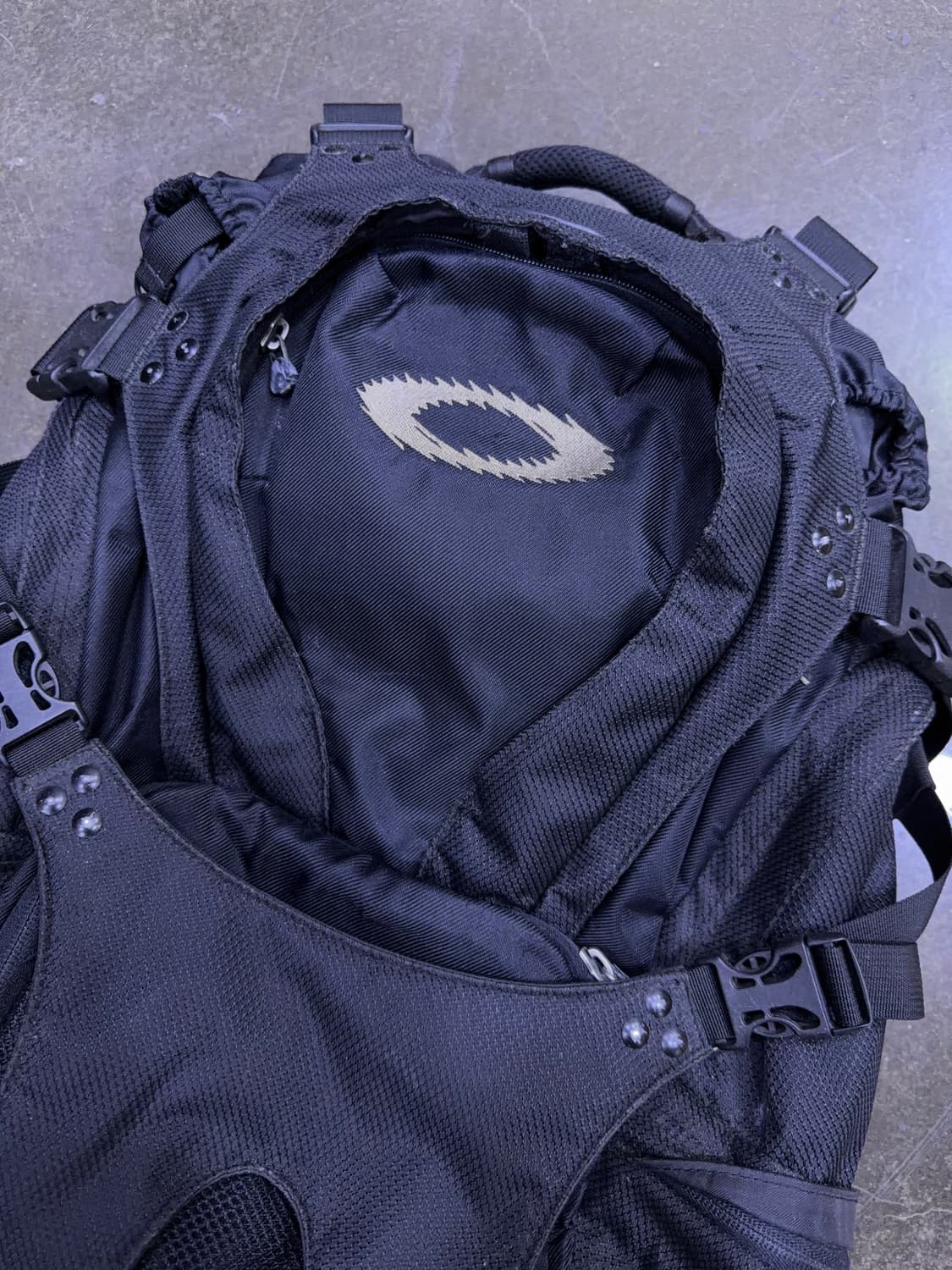 오클리 택티컬 멀티 유틸리티 백팩 블랙 상품이미지3