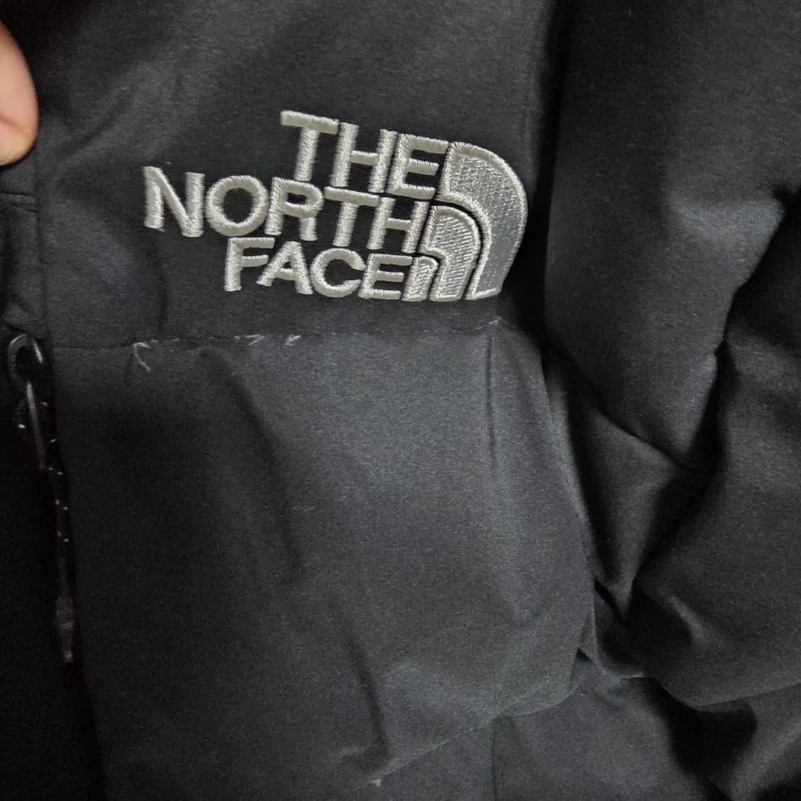 [L/100] 노스페이스 자수 로고 후드 롱패딩 블랙 (상태 우수) 상품이미지2