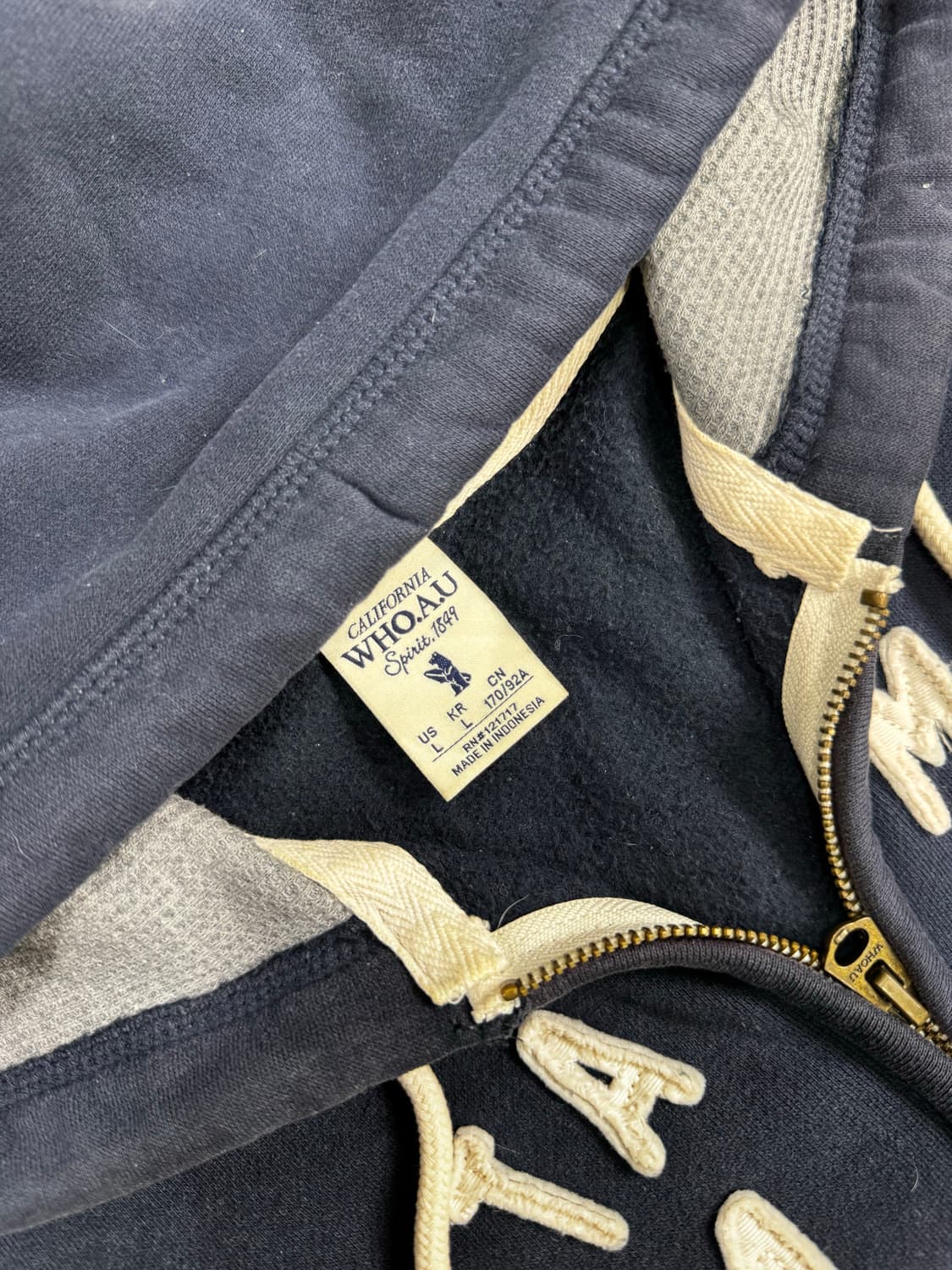 후아유 네이비 아치로고 후드집업 상품이미지3