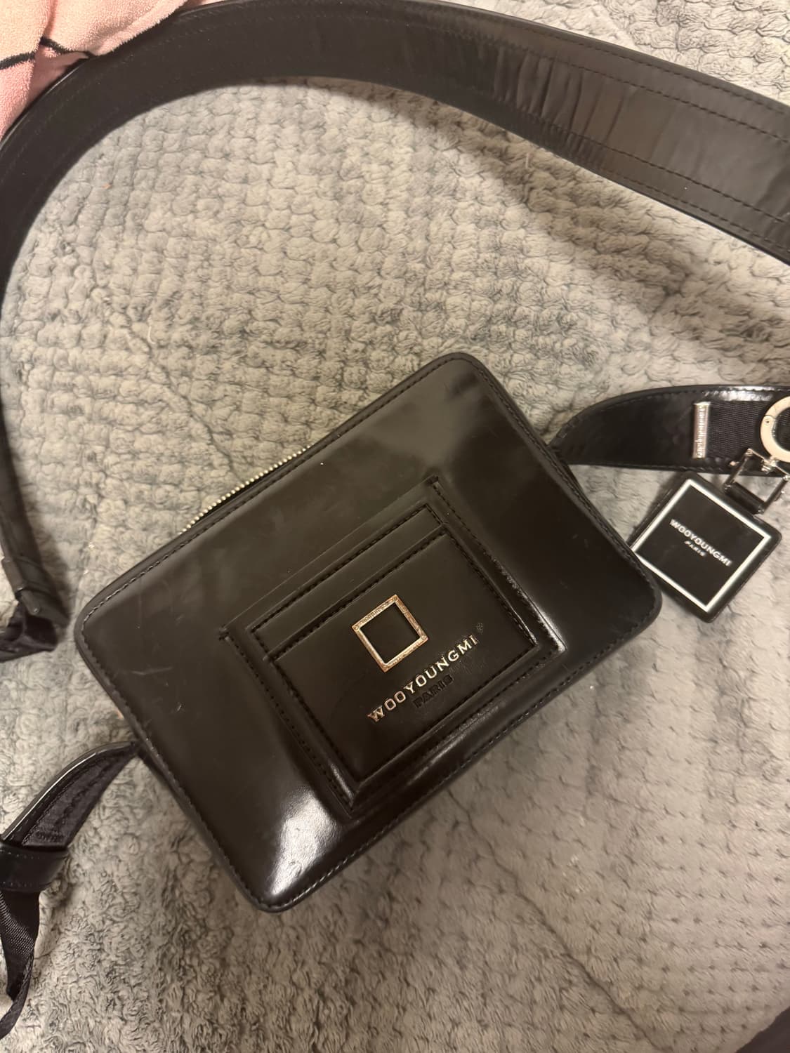 우영미 블랙 가죽 크로스백 상품이미지1