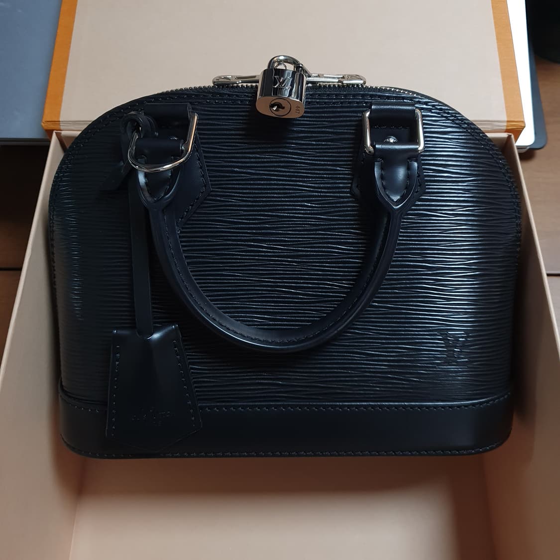루이비통 알마 BB 에피 블랙 상품이미지1