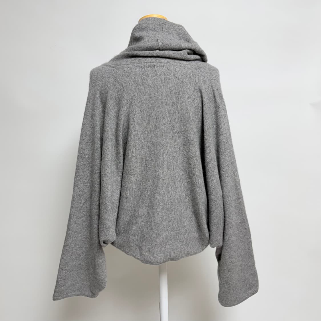 [캐시미어 100%] 드레이프 언발 그레이 니트 탑 상품이미지3