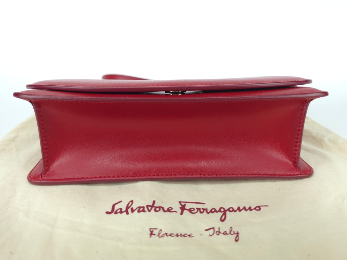 살바토레 페라가모 간치니 미니 크로스백 레드
 상품이미지5