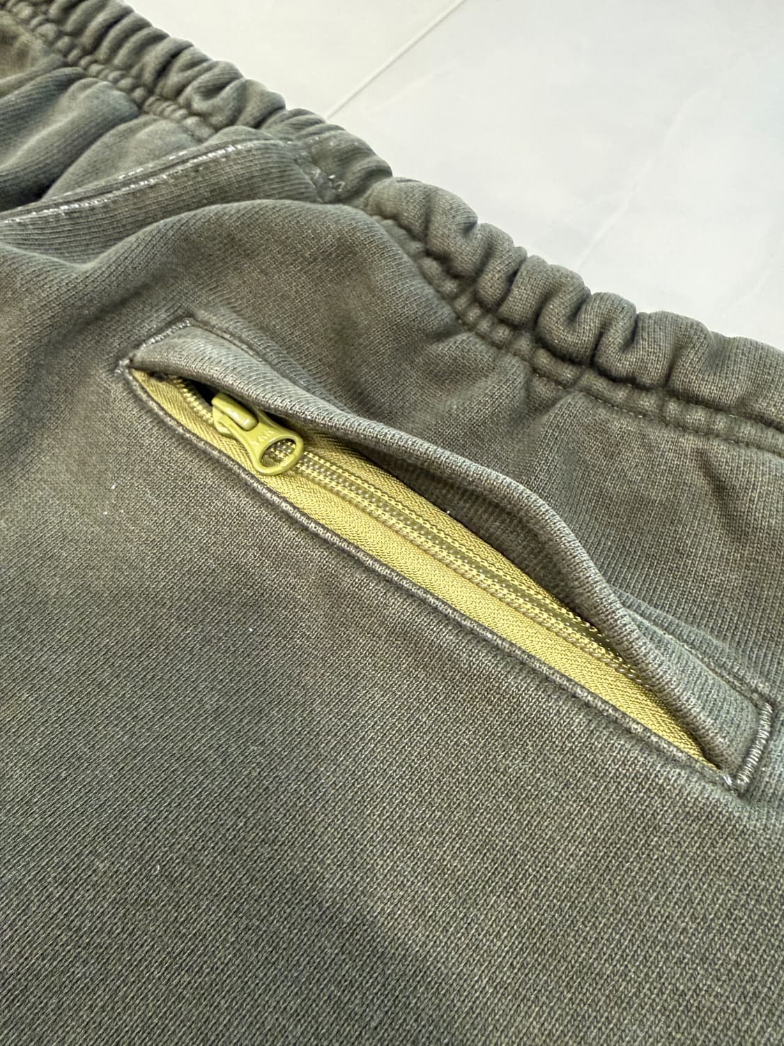 에센스룸 블라인드파일즈 스웻팬츠 올리브 L(32-34) 상품이미지5