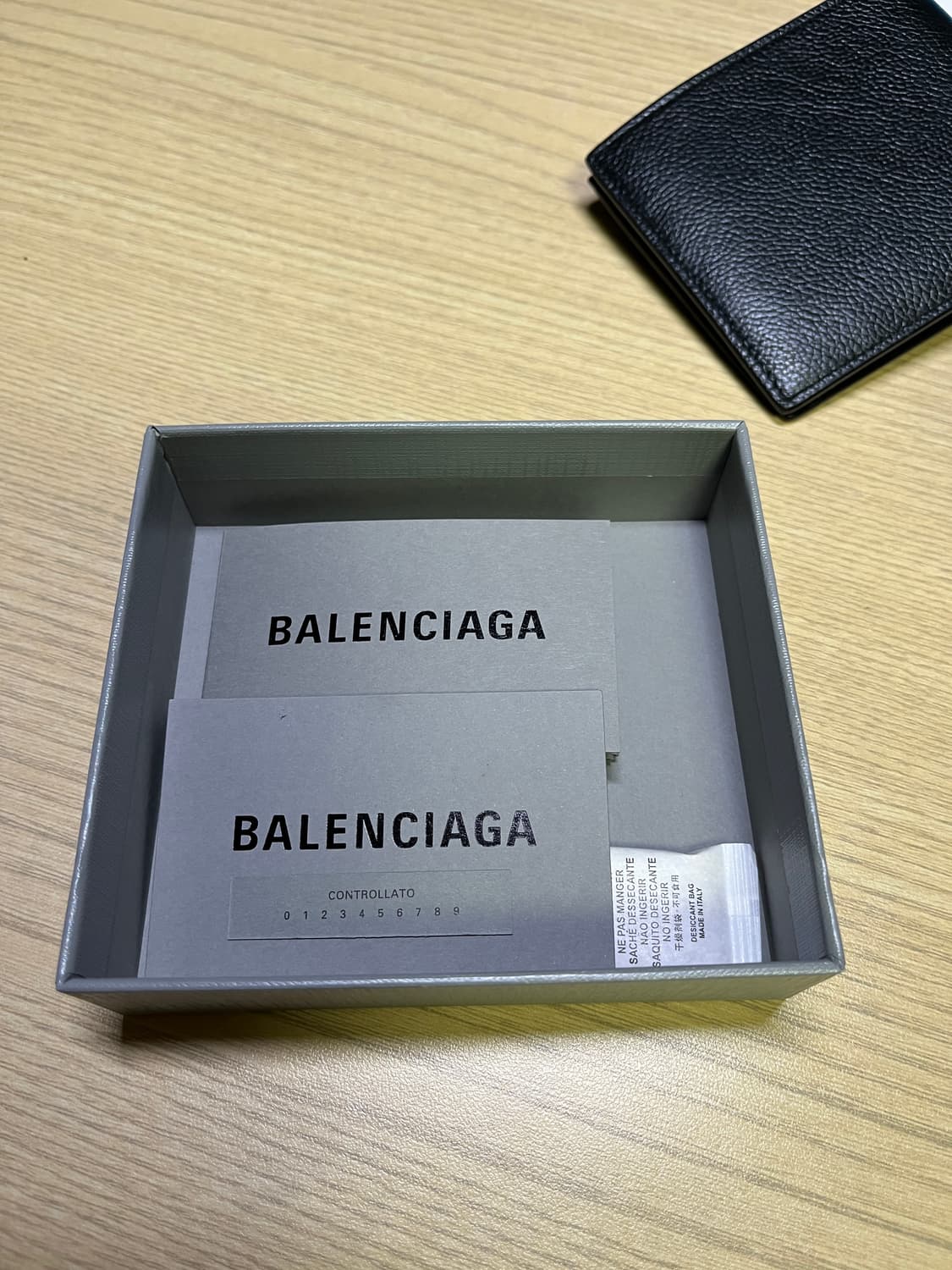 발렌시아가 카프스킨 반지갑 상품이미지4