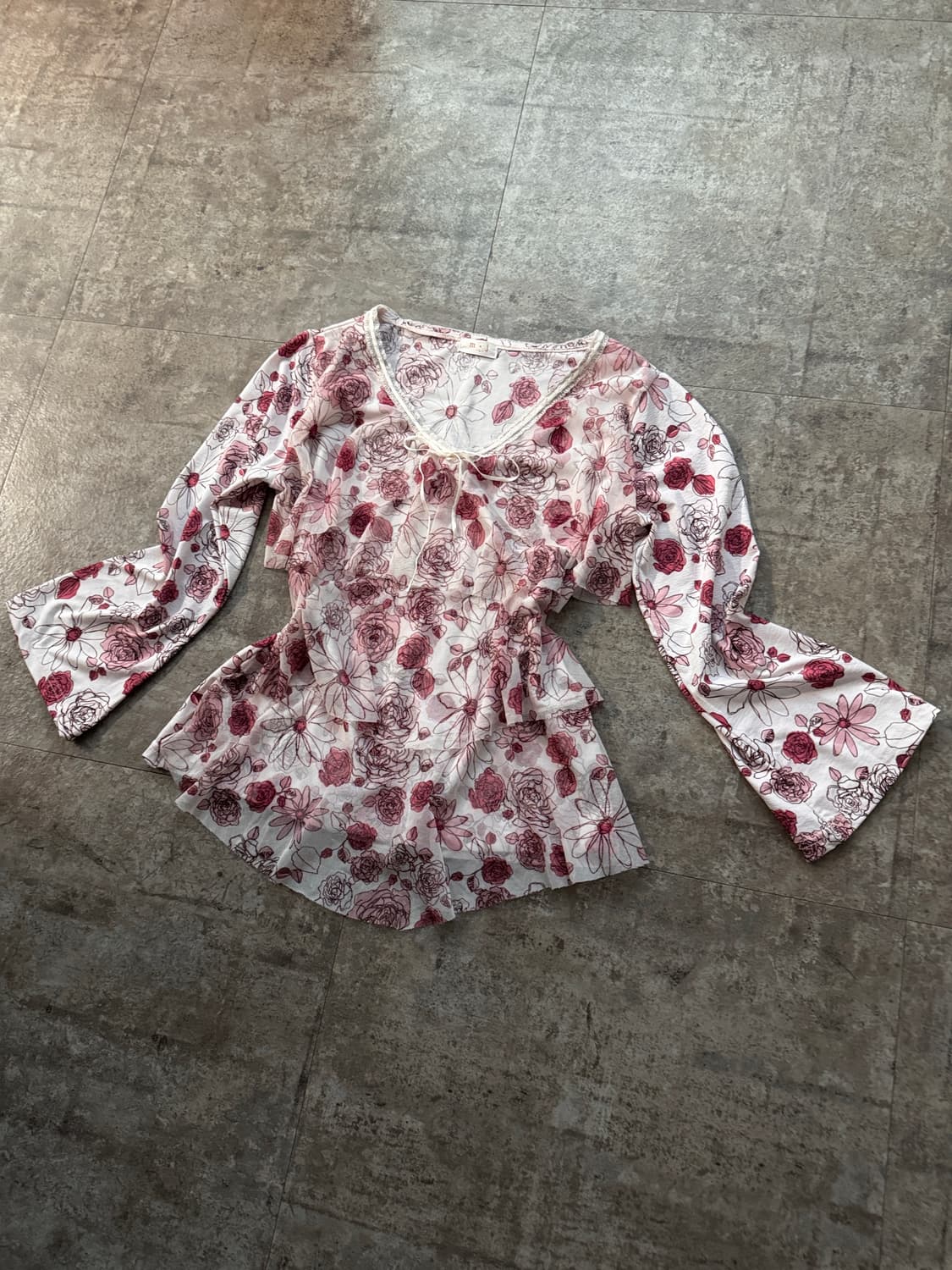 리본 넥 플라워 패턴 프릴 블라우스 상품이미지1