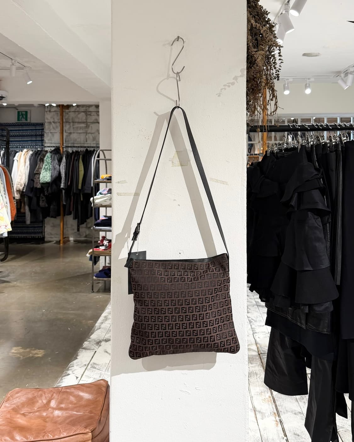 펜디 브라운 주카 캔버스 크로스백 상품이미지2