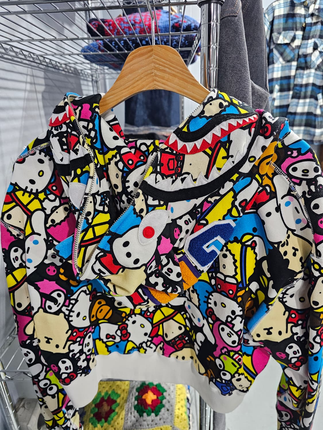 베이프 산리오 콜라보 샤크 후드 집업 크롭 상품이미지7