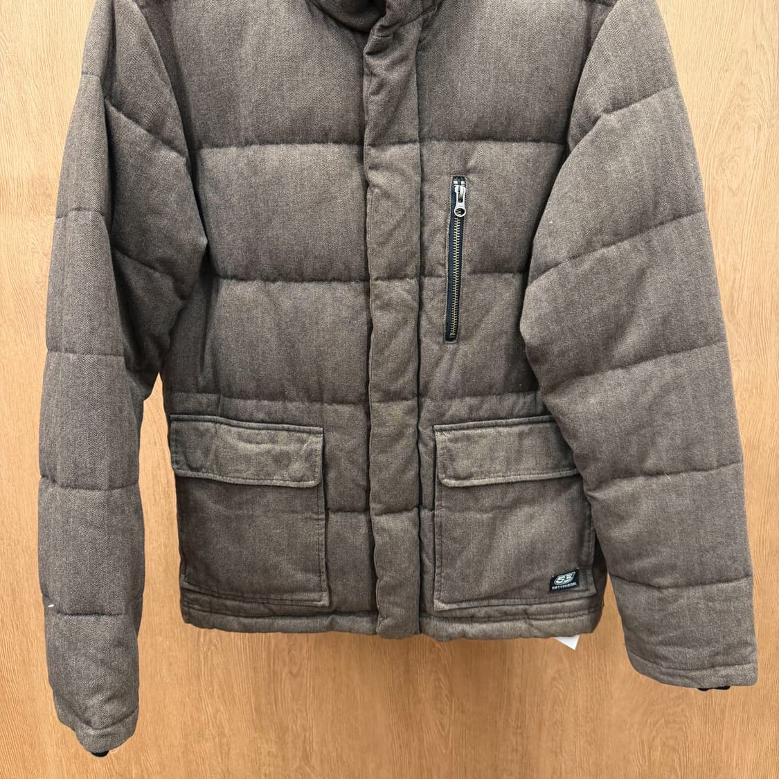 피프티파이브 디젤 하이넥 다운 패딩 자켓 헤링본 로고 패치 디테일 브라운 상품이미지5