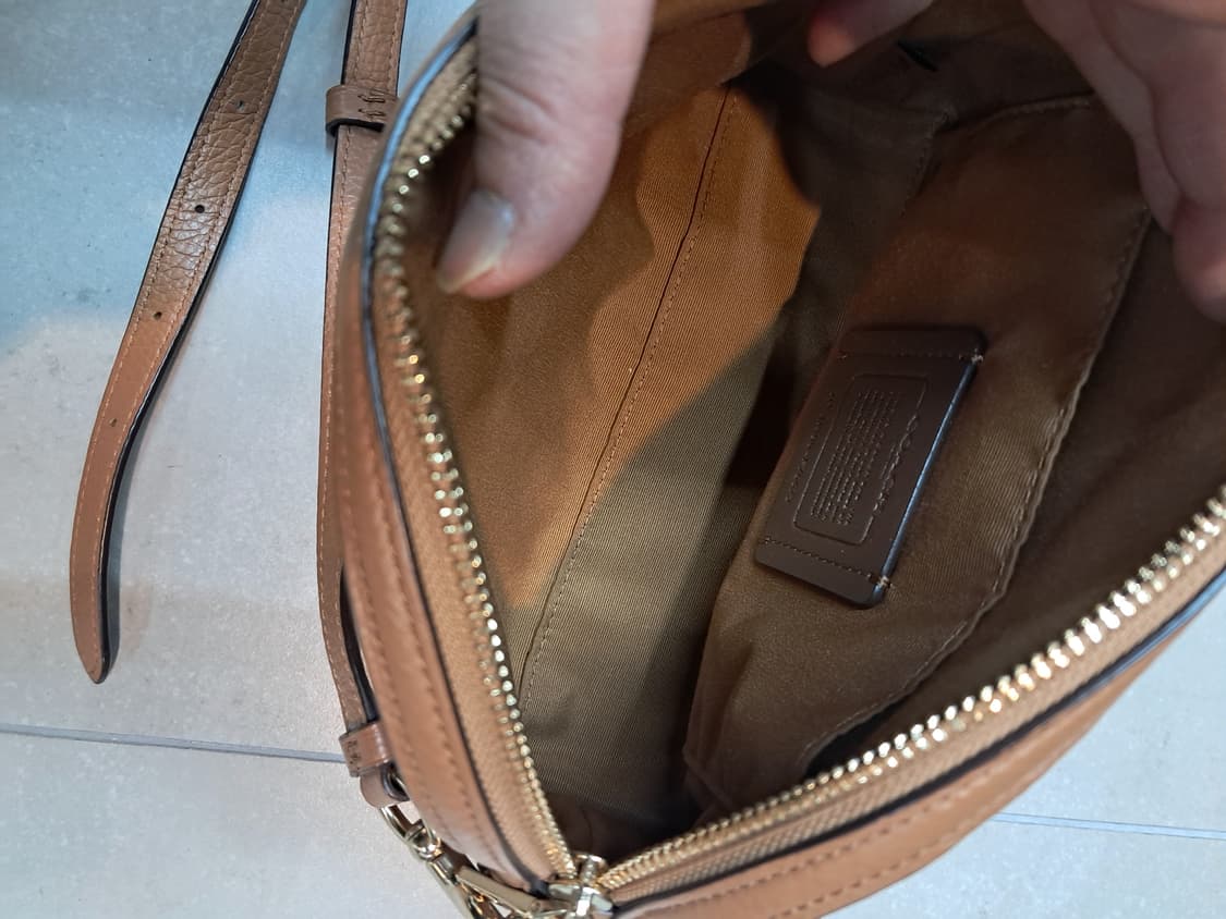 코치 브라운 크로스백 상품이미지4