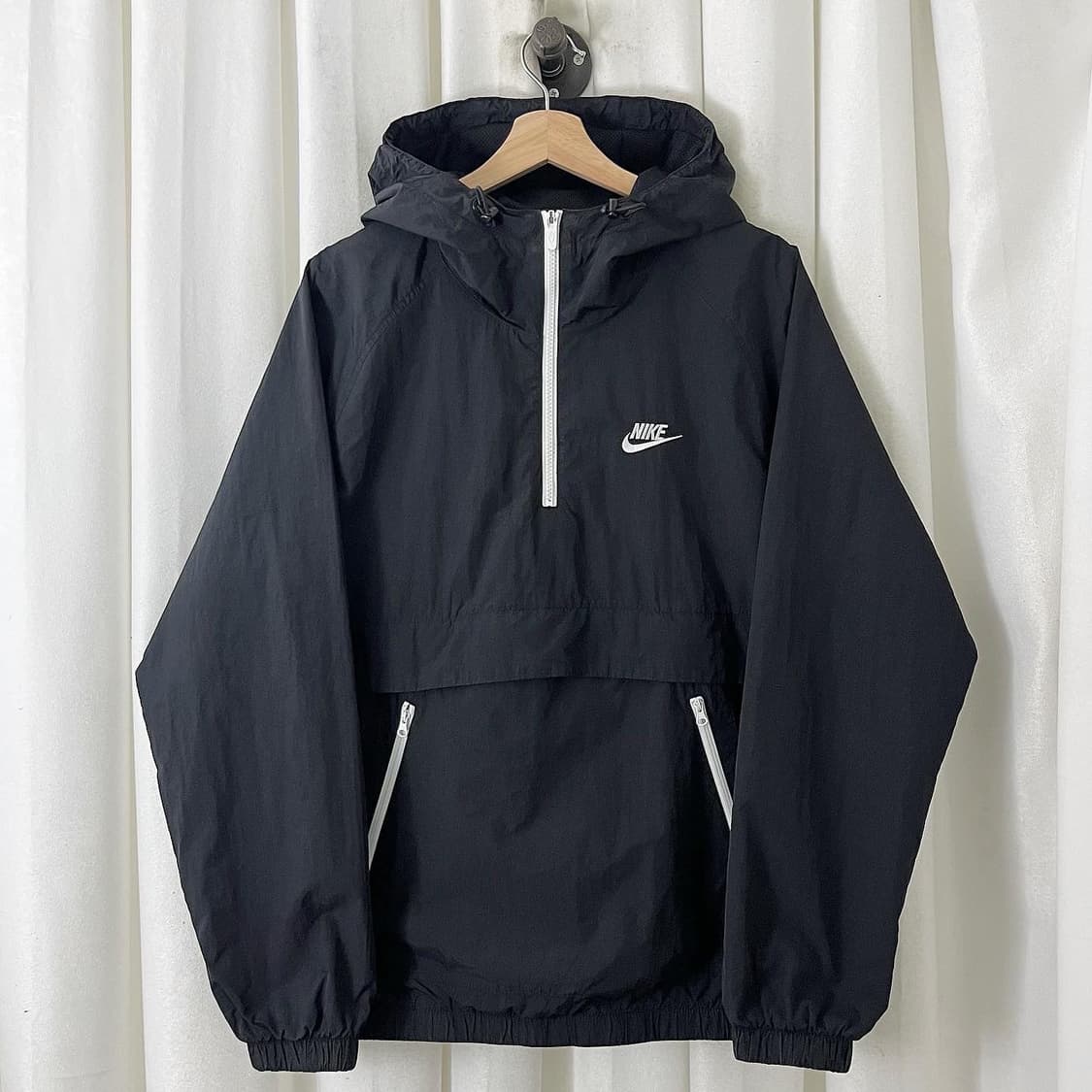 나이키 블랙 화이트 윈드 아노락 상품이미지1