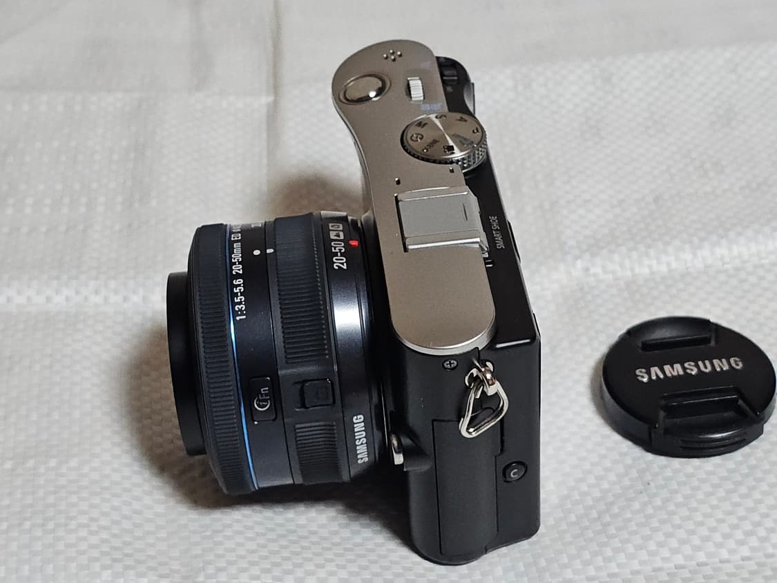 삼성 NX100 미러리스 카메라와 20-50mm 번들 렌즈 상품이미지4