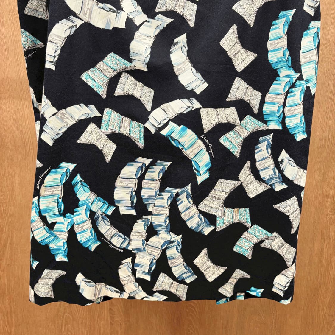 살바토레 페라가모 미디 스커트 브로치 아트워크 로고 프린팅 H라인 블랙 상품이미지5