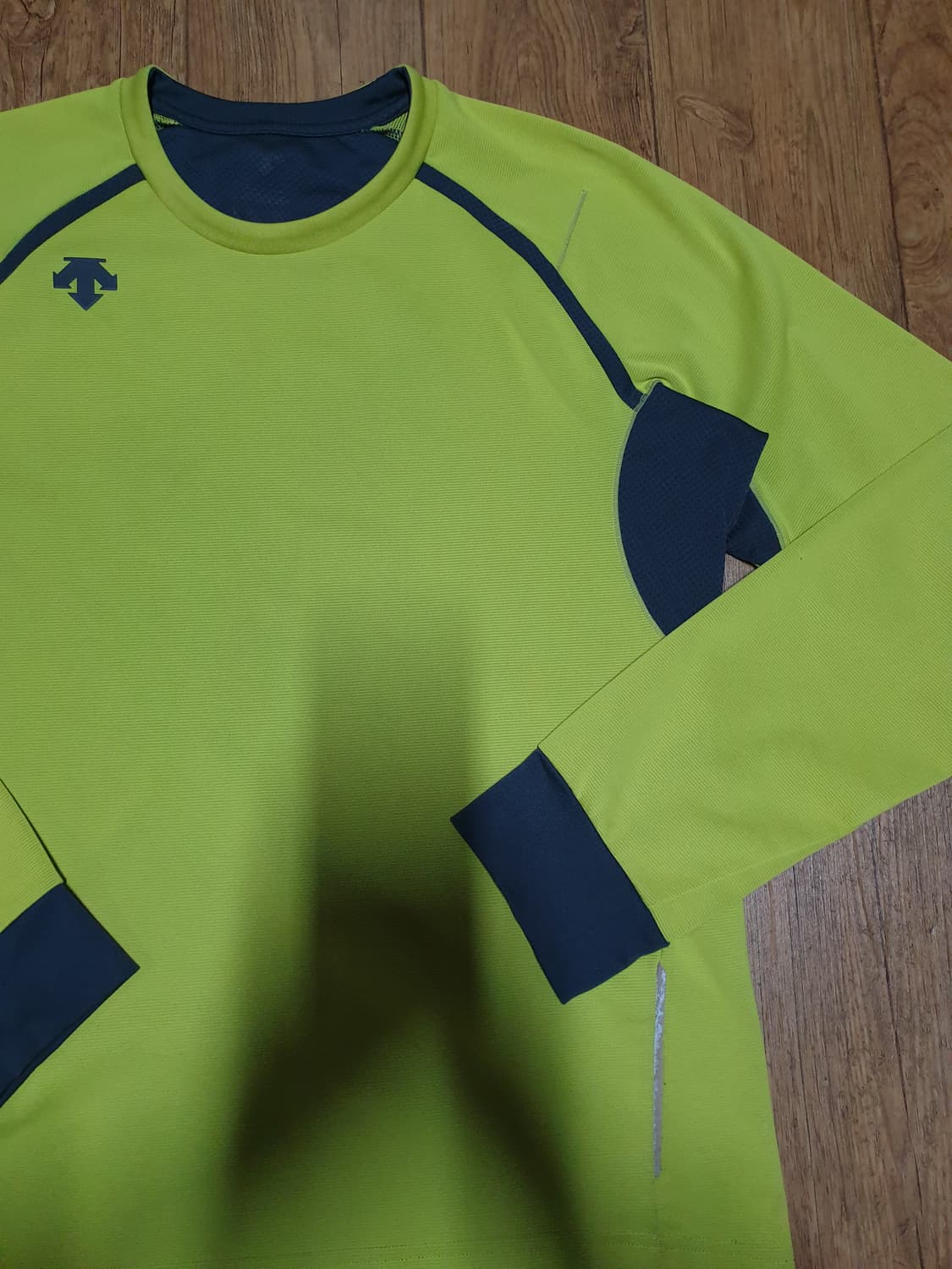 1059 데상트 긴팔티 105 사이즈입니다 상품이미지3