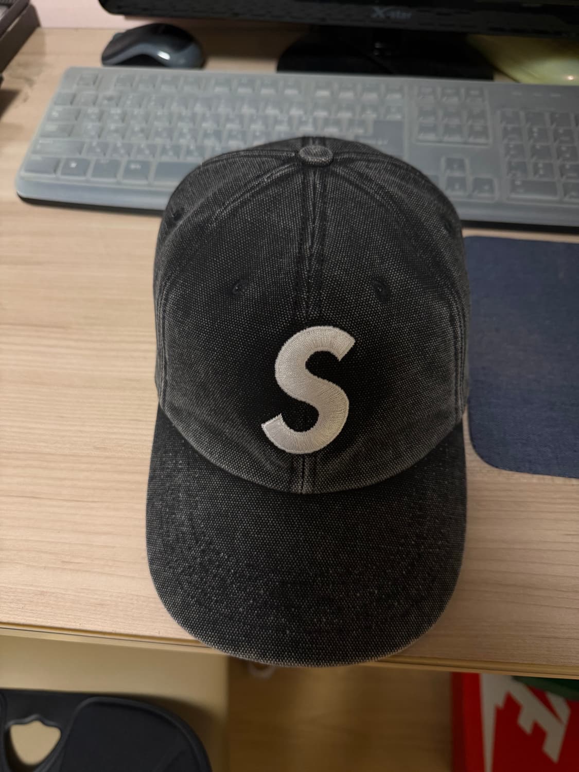 슈프림 피그먼트 S 로고 6패널 블랙 - 24FW 상품이미지1