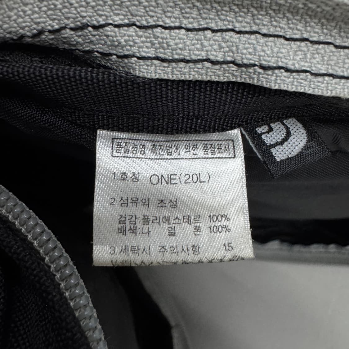 노스페이스 고프코어 에센셜 테크니컬 스몰 백팩 블랙 상품이미지9