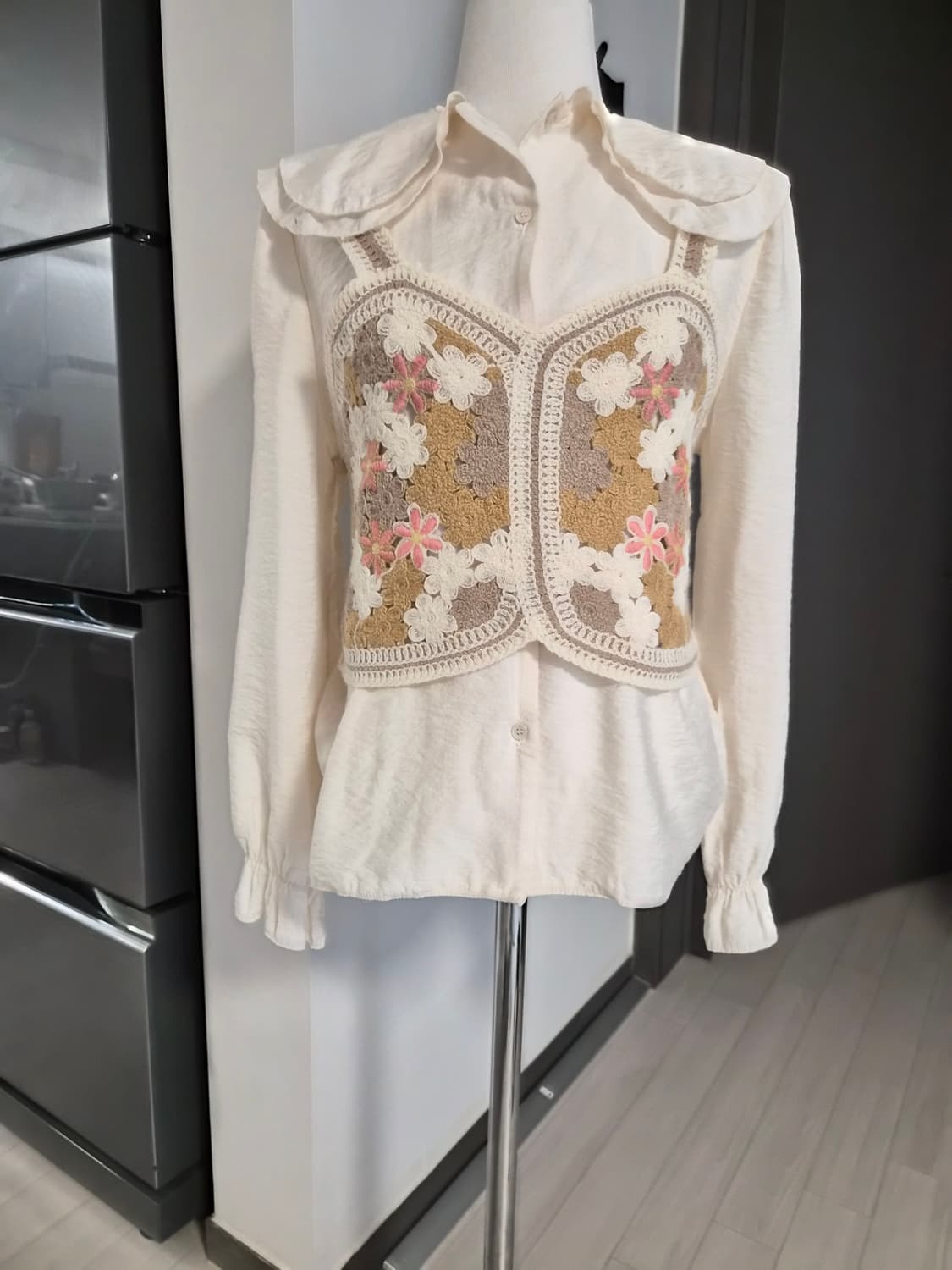 [새상품 ]로맨틱 입체 플라워 자수 크로셰 조끼 & 빅카라 블라우스 상품이미지4
