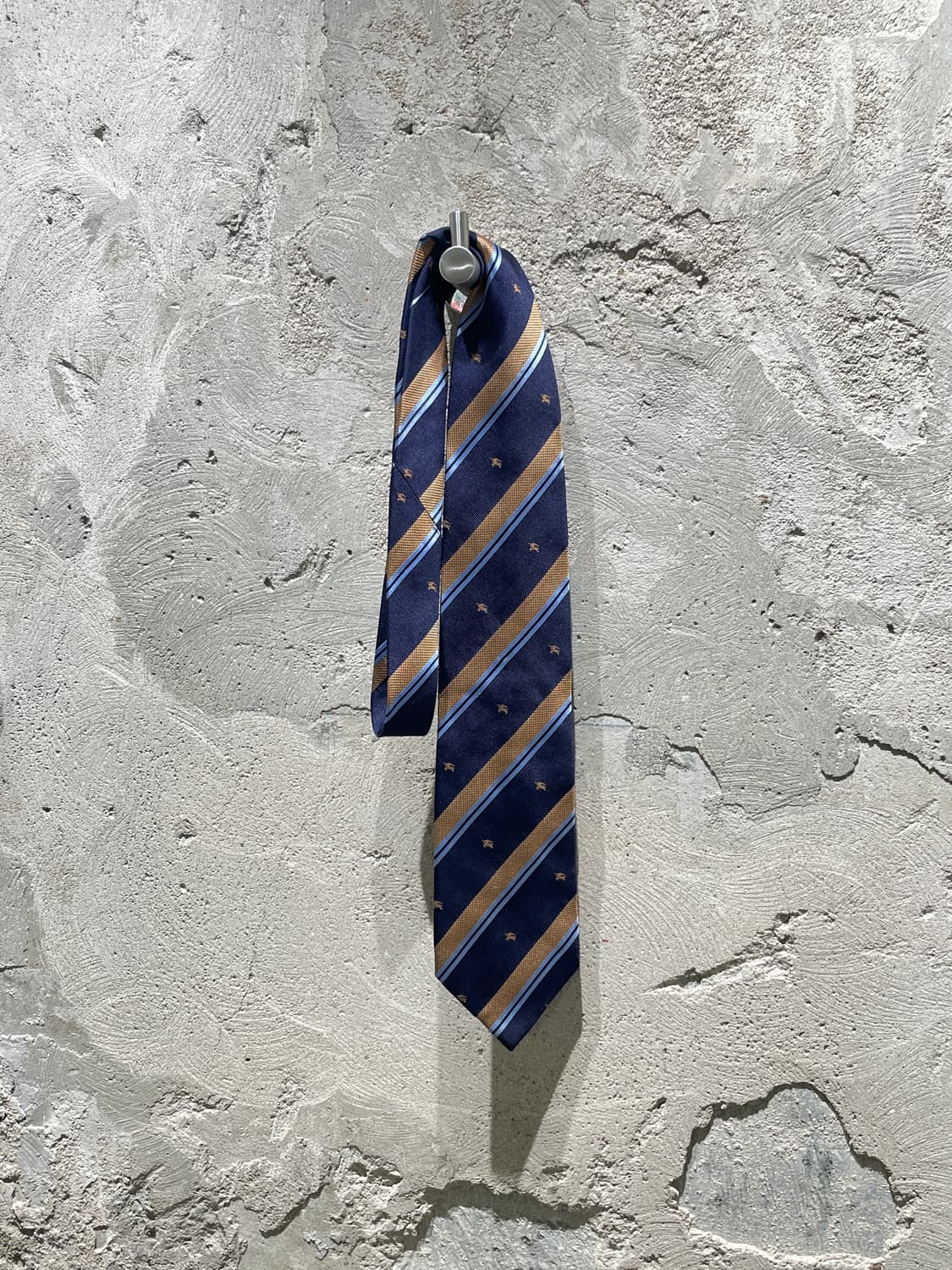 버버리 네이비 모노그램 스트라이프 실크 넥타이 상품이미지1