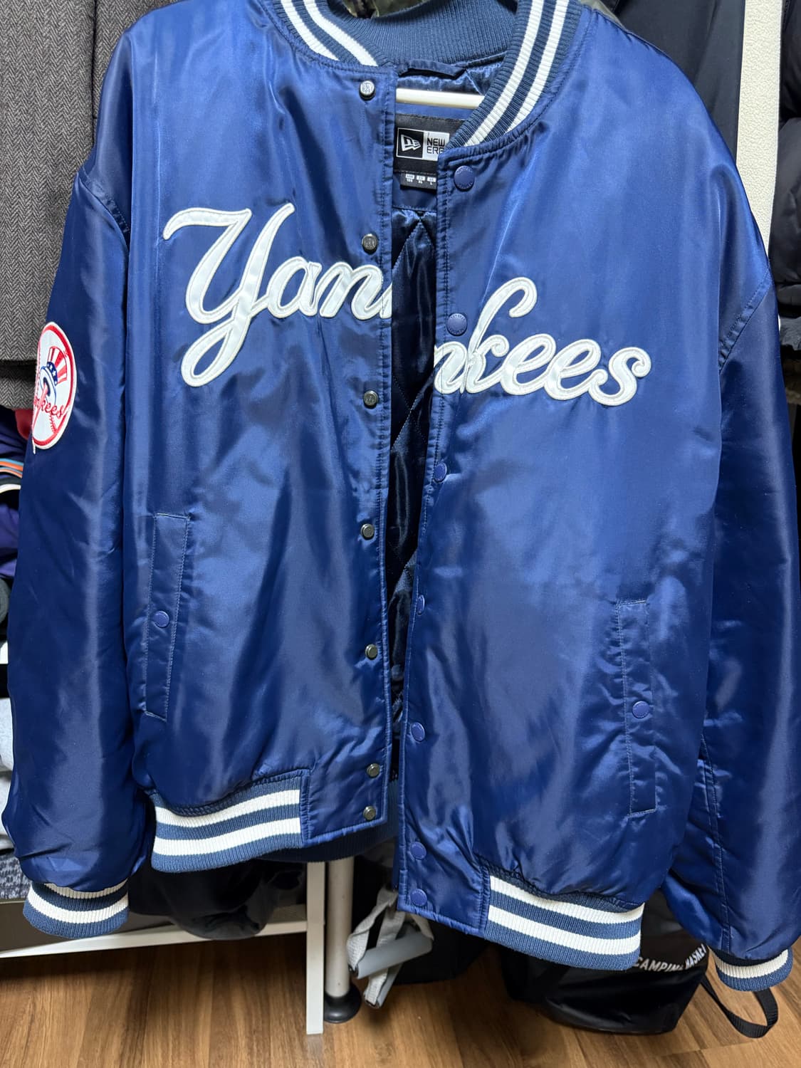 뉴에라 바시티 자켓 팝니다. 상품이미지1