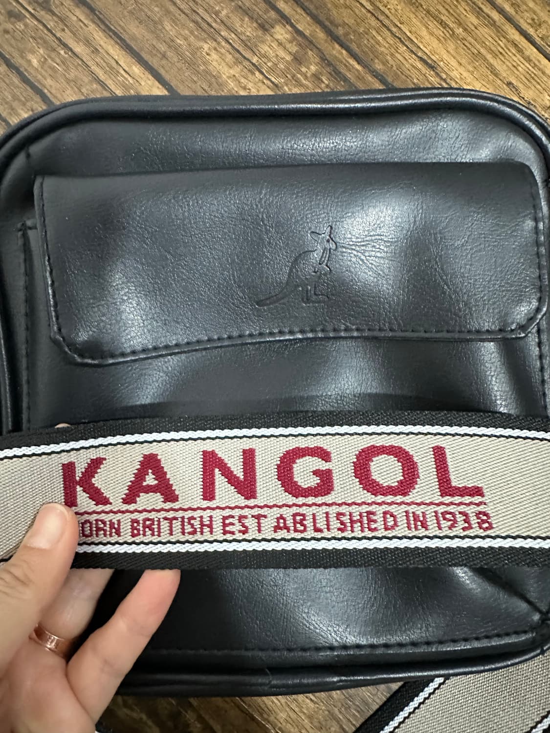 캉골(Kangol) 빅로고 스트랩 미니 크로스백 블랙 상품이미지3
