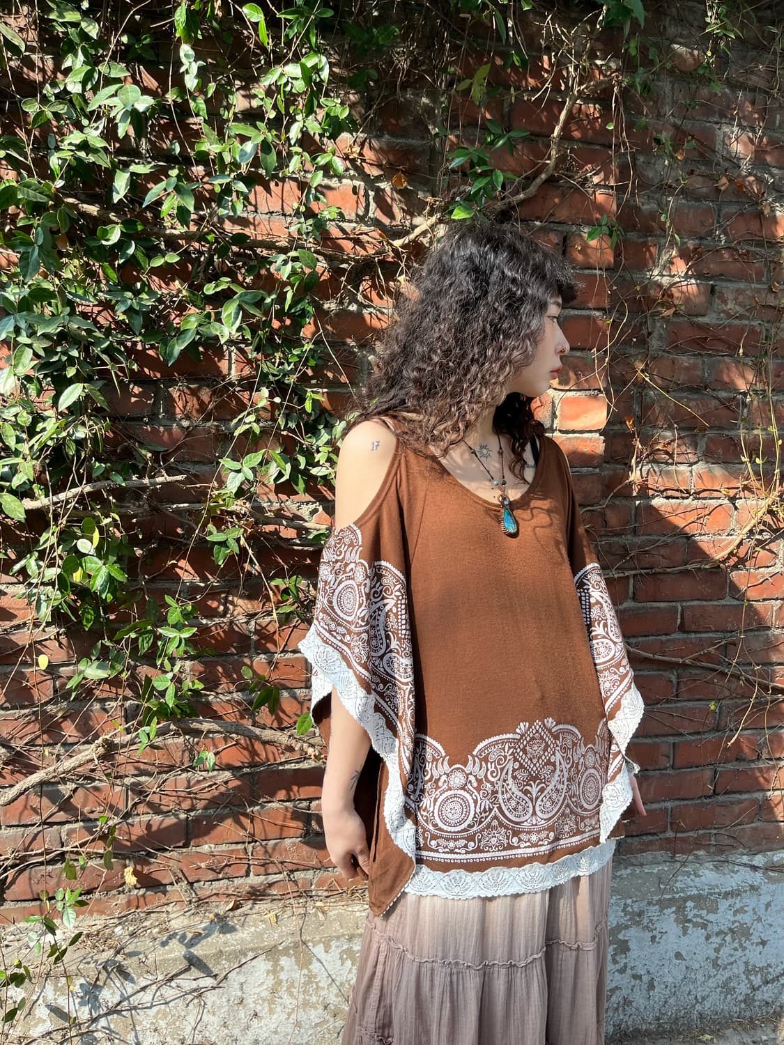 브라운 페이즐리 어깨 트임 탑 상품이미지3