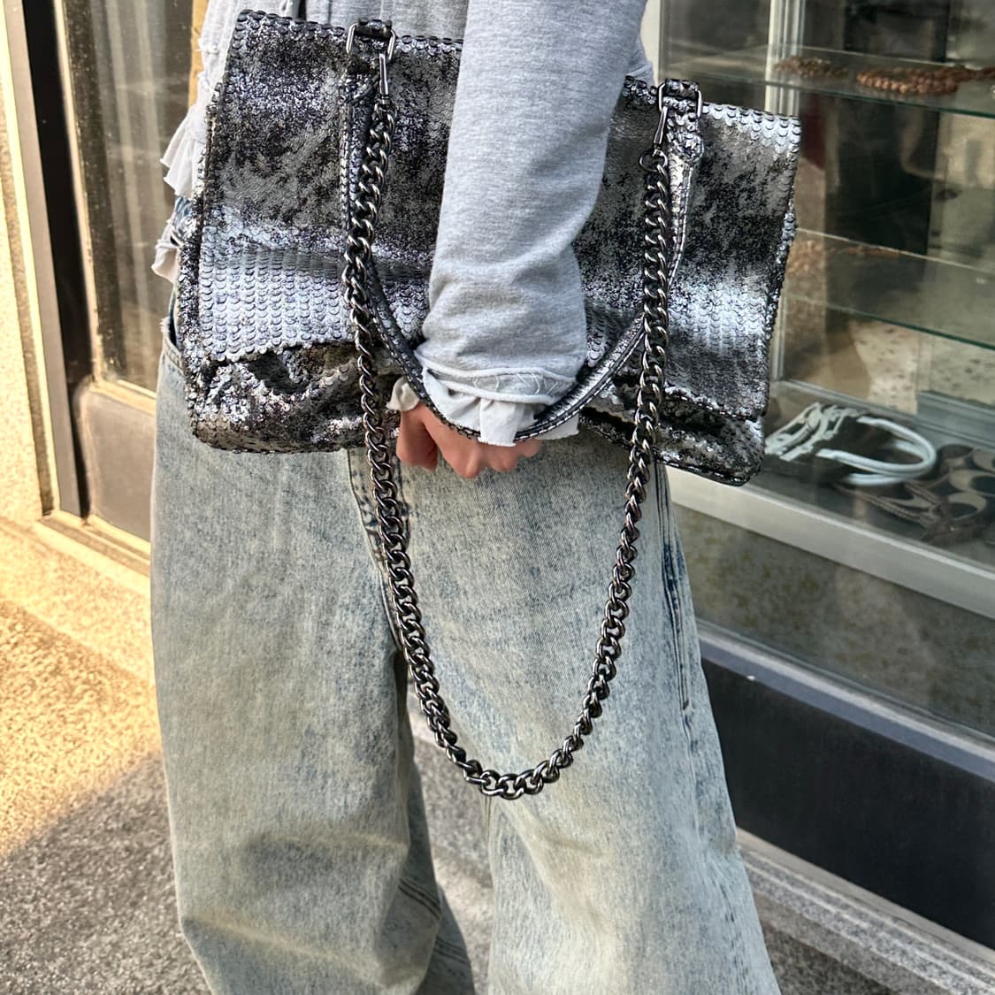 00s 메탈릭 실버 퍼포레이티드 레더 슬라우치 가죽 백 상품이미지8