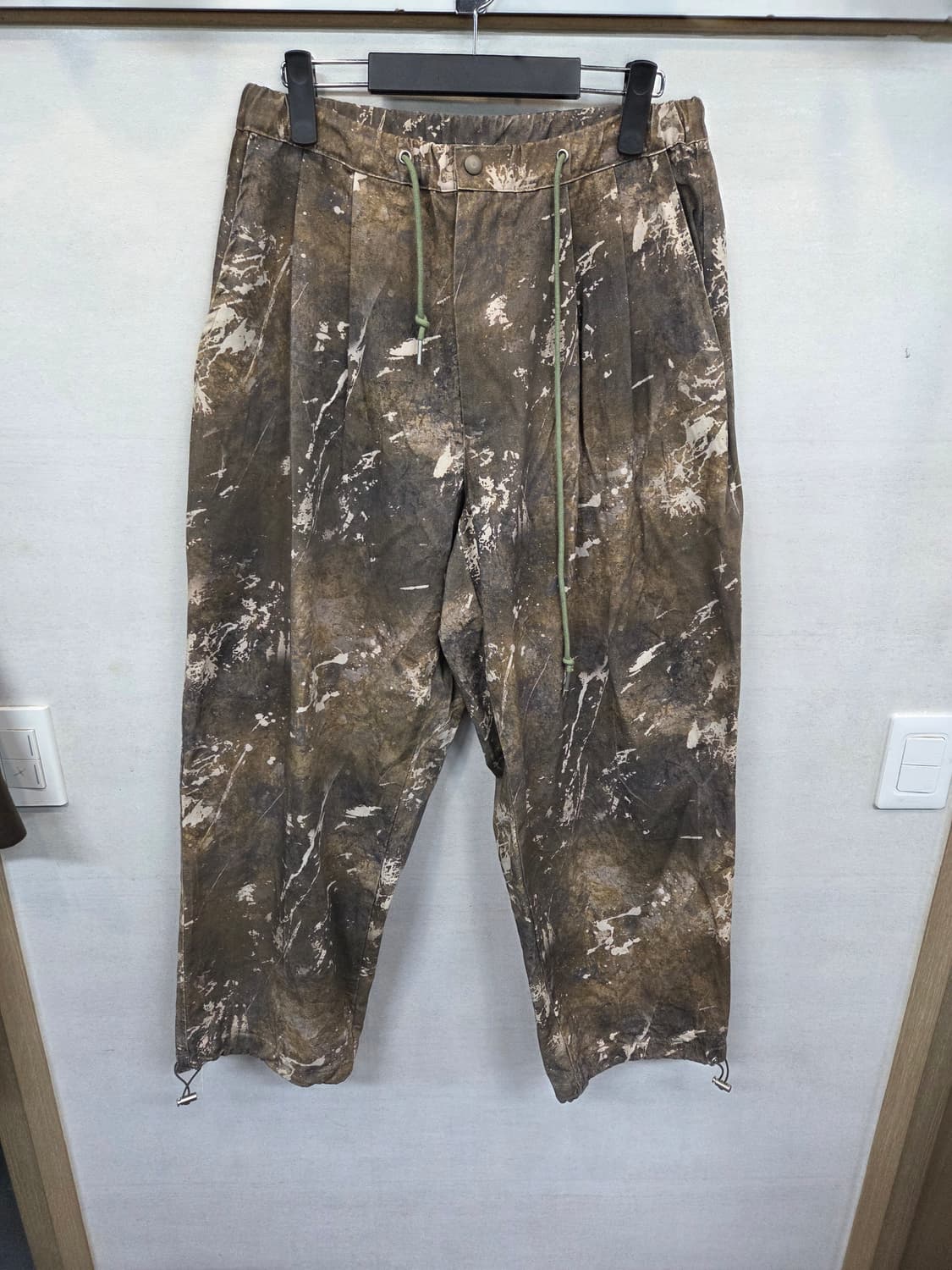 디자인 바이 영민 리얼트리 패턴 투턱 와이드 팬츠 L 상품이미지1